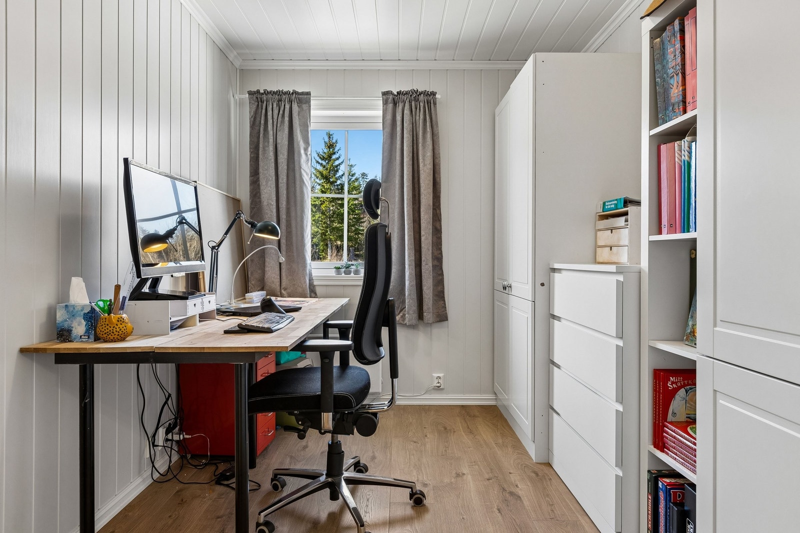 Sov 3. Brukes i dag som kontor, 2 garderobeskap Galleribilde