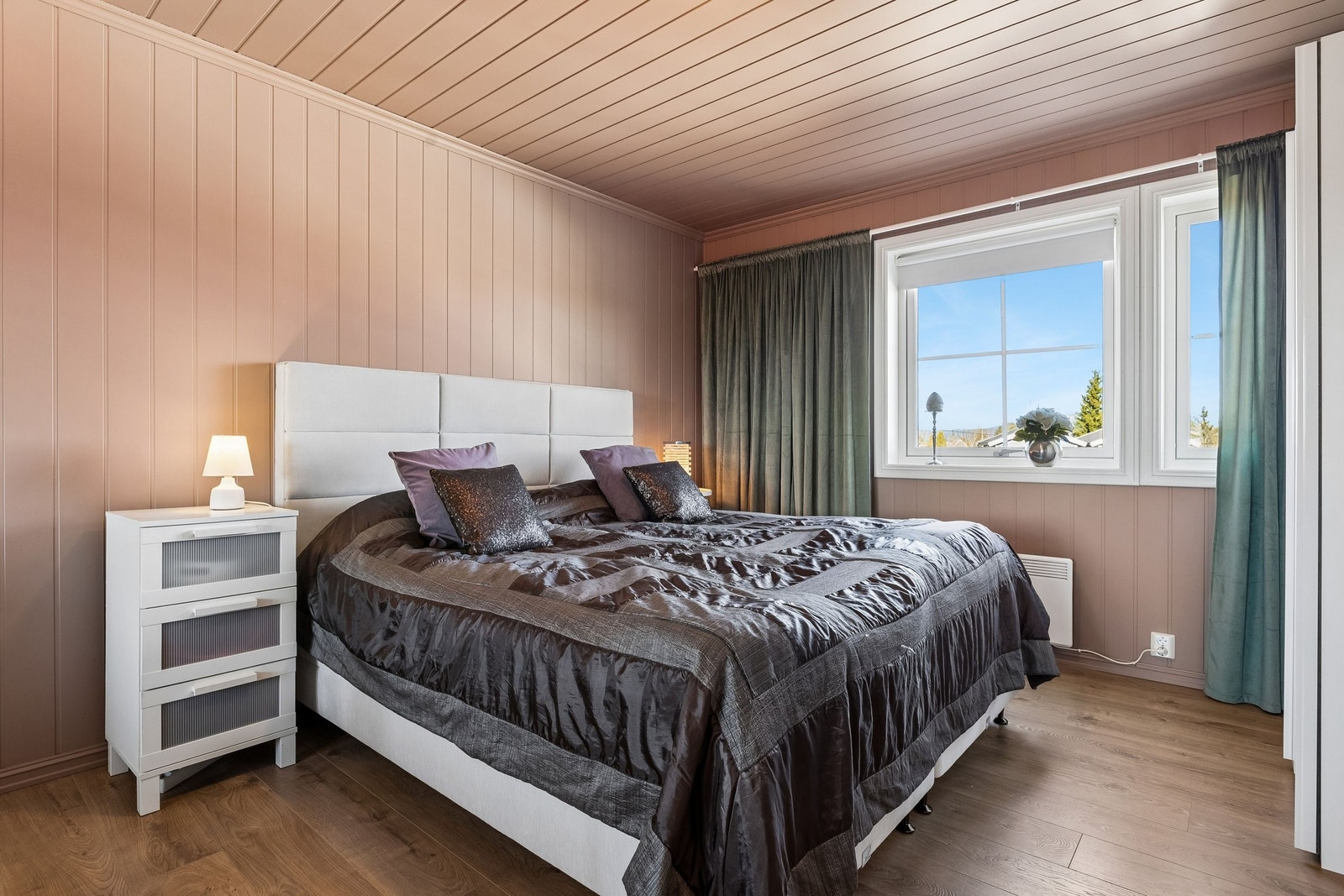 Stort soverom med 2 skyvedørsgarderober. Galleribilde