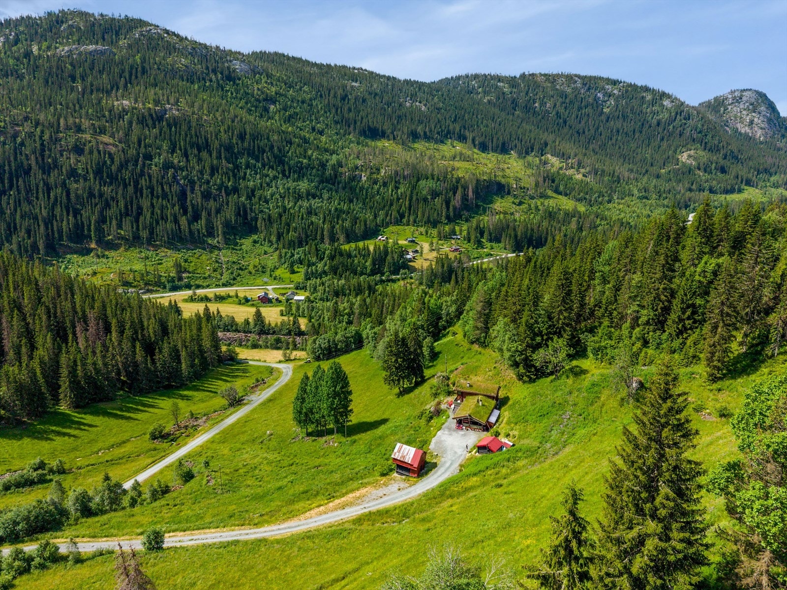 Eiendommen har en idyllisk og usjenert beliggenhet i Dyrlandsdalen. Galleribilde