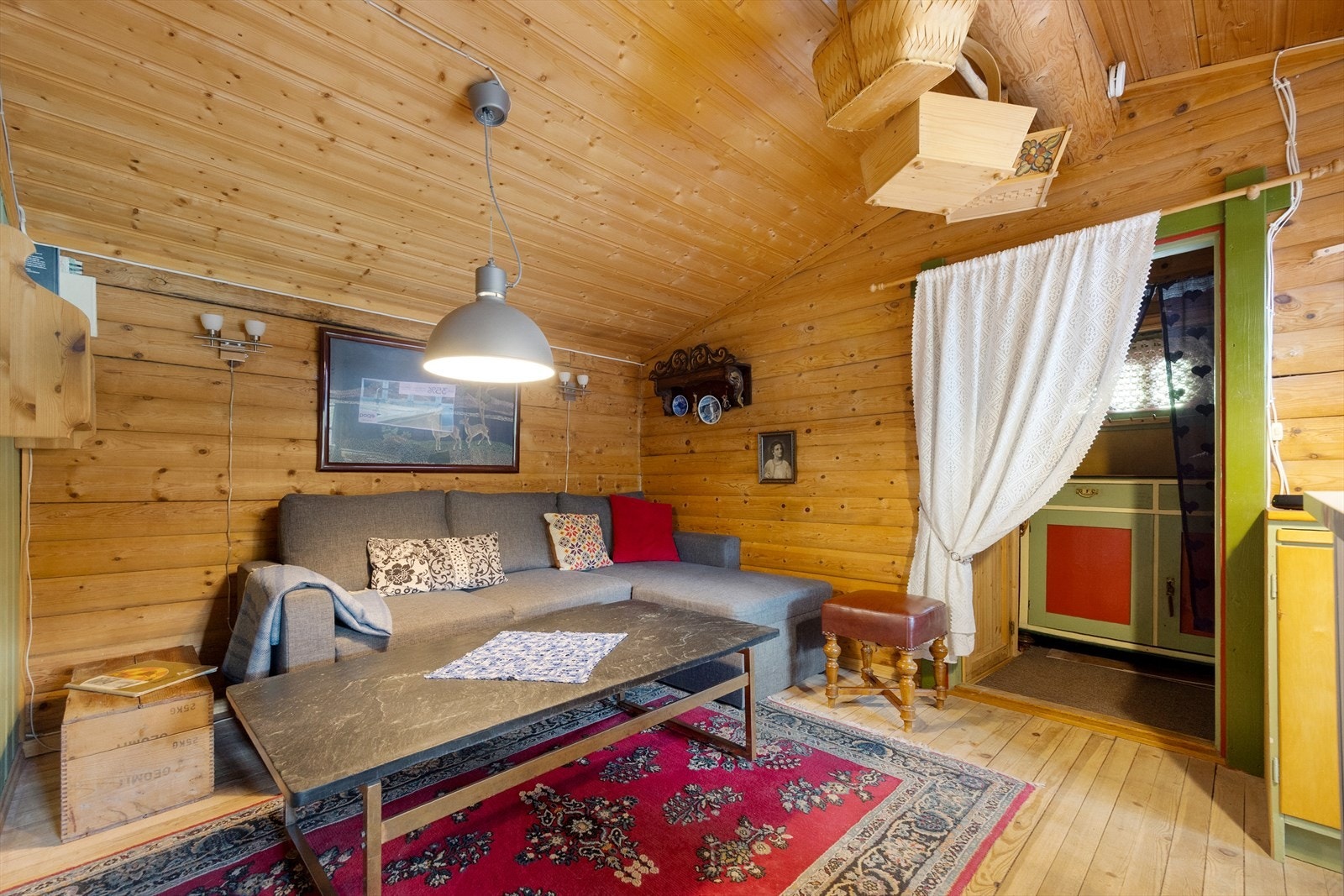 Fra kjøkkenet er det adkomst til sovealkove, matbod og toalettrom. Galleribilde
