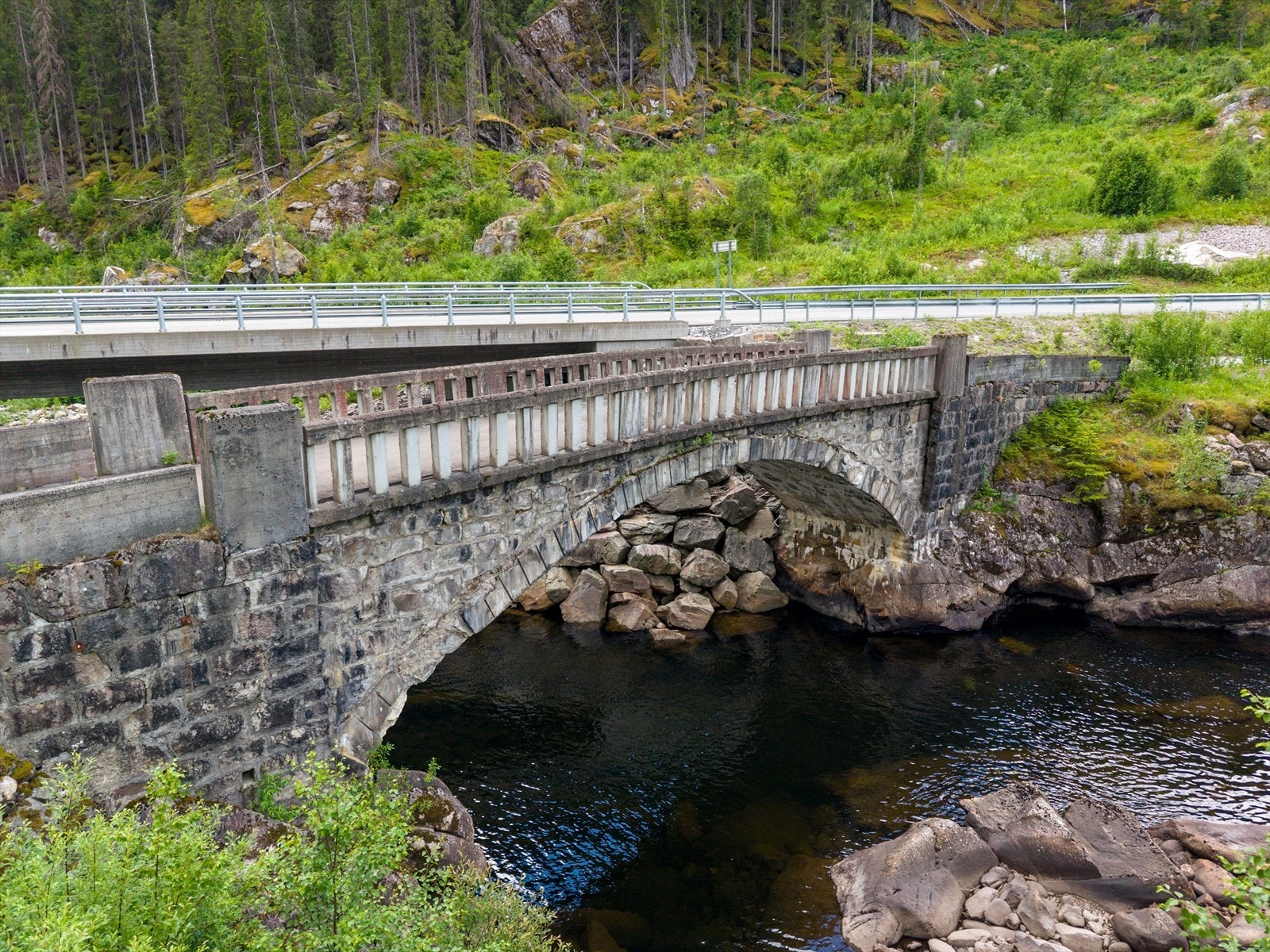 Historisk bro i nærområdet, et vitne om lokal kulturarv. Galleribilde