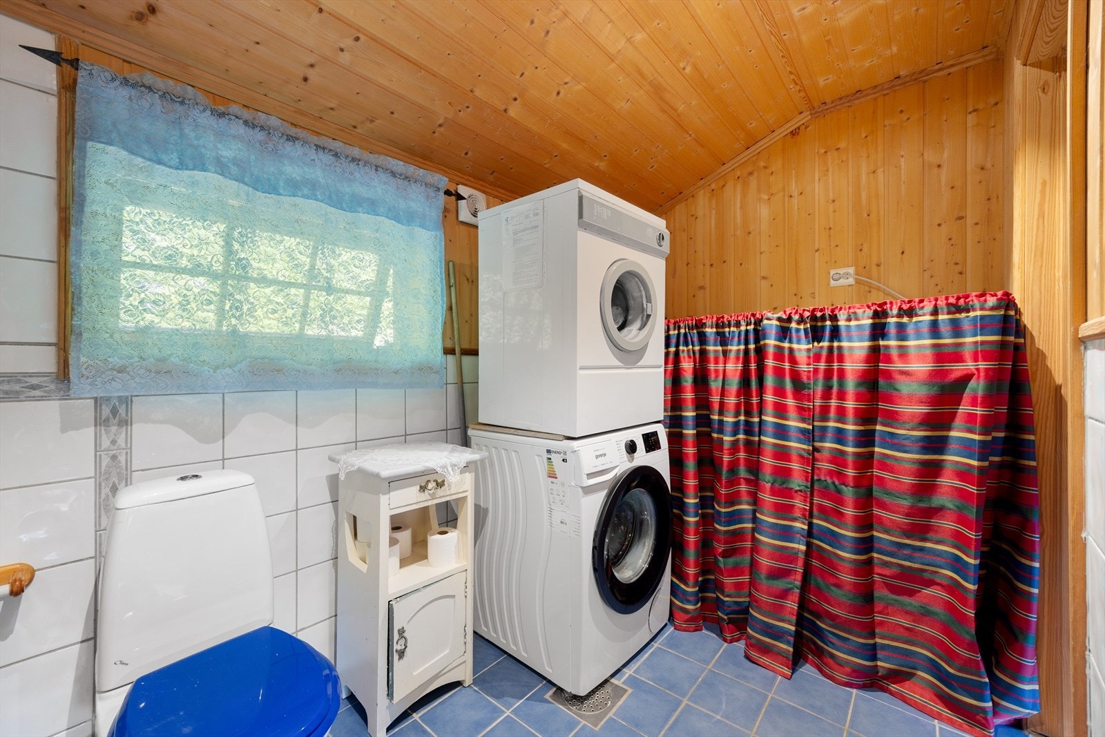 Badet har opplegg for vaskemaskin. Varmtvannsbereder og trykktank er plassert her. Galleribilde