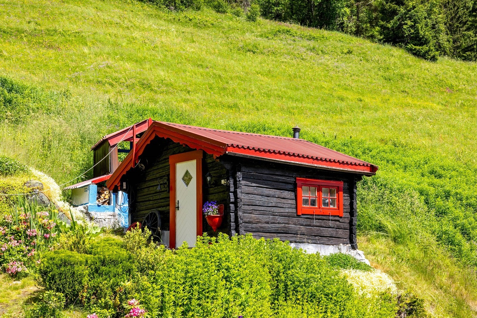 I bakkant av 'Farmorhytta' er det en plassbygd bakerovn i betong og teglstein. Galleribilde