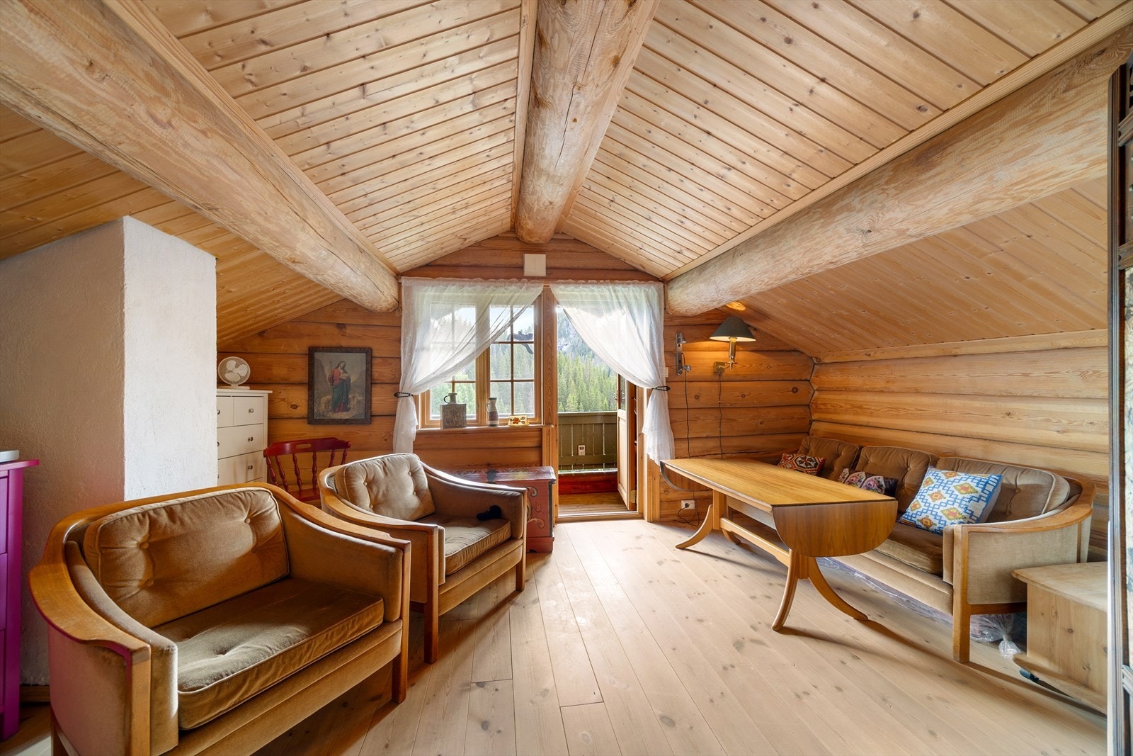 Loftstue med synlige åser, furuplank på gulv og laftevegger. Herfra er det utgang til lufteveranda. På opprinnelig byggetegning er dette tiltenkt soverom. Galleribilde