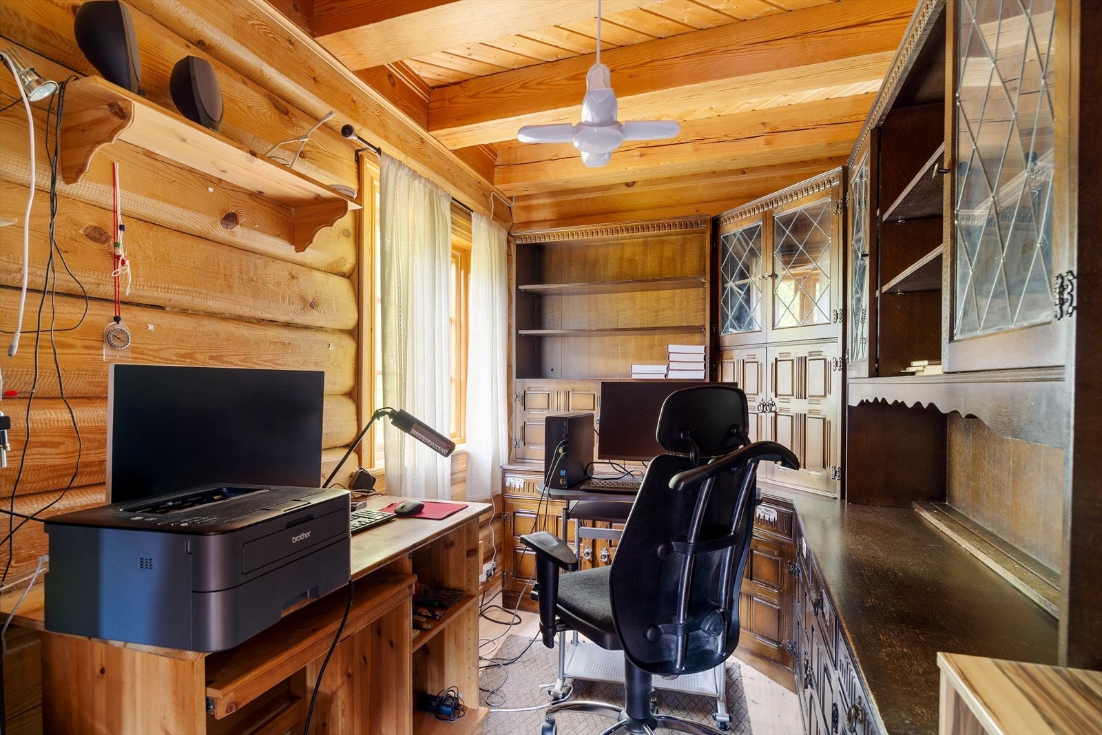 Fra stuen er det adkomst til kontor/soverom, som gir mulighet for en skjermet arbeidsplass eller et lite gjesterom. Galleribilde