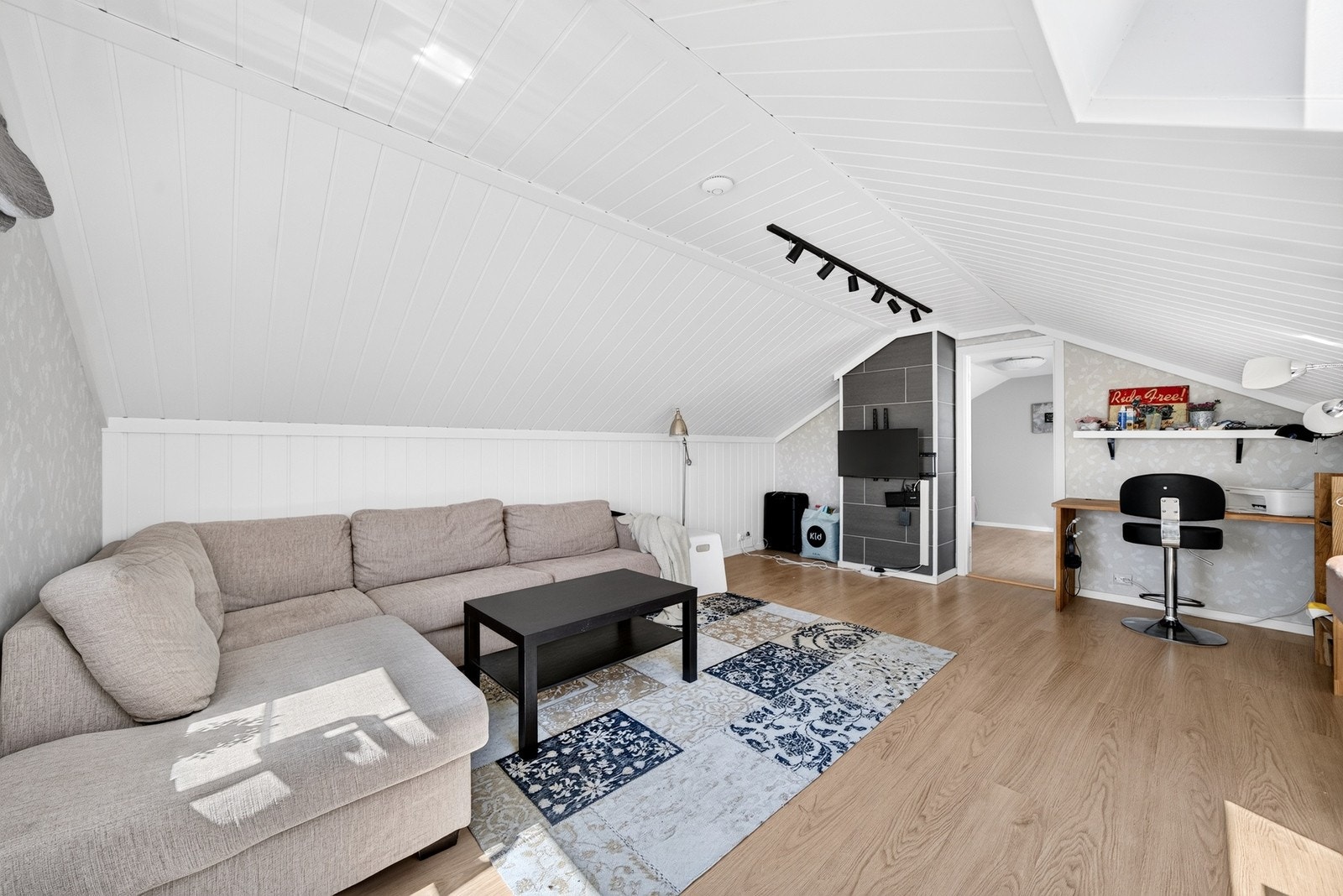 Loftstue. Soverom videre inn Galleribilde