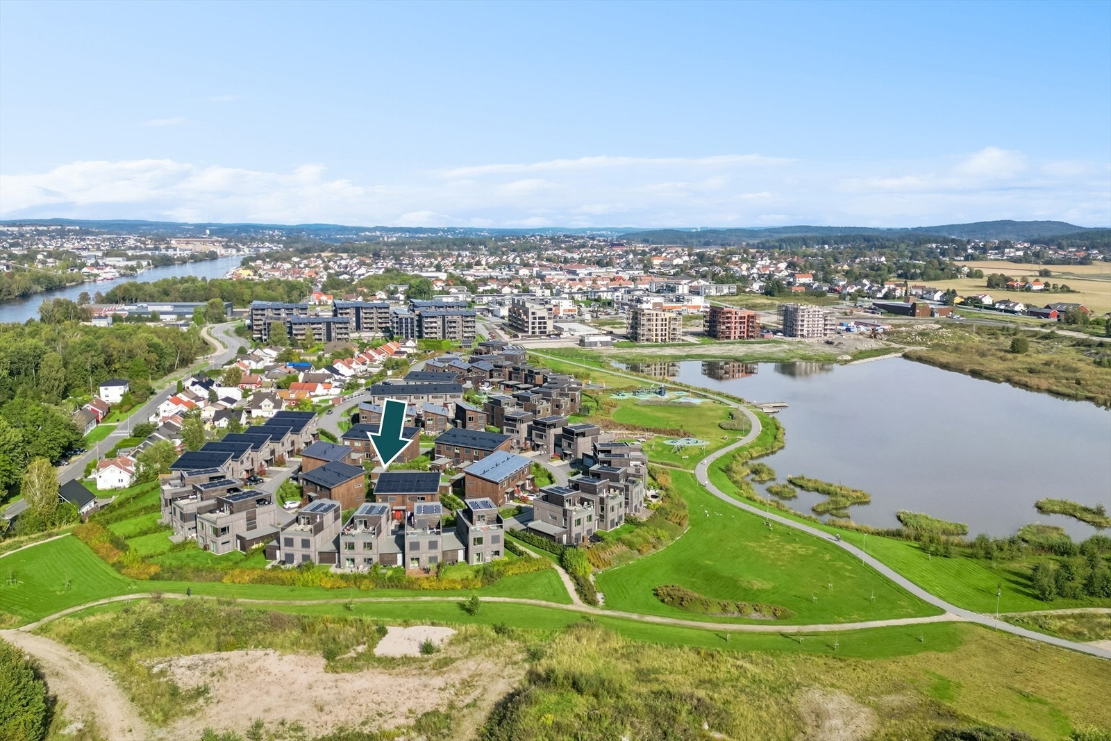 Med en attraktiv intern beliggenhet i et rolig og familievennlig nabolag bor du med kort vei til skoler, barnehager, Østsiden Storsenter og flotte rekreasjonsområder i Verksparken. Galleribilde