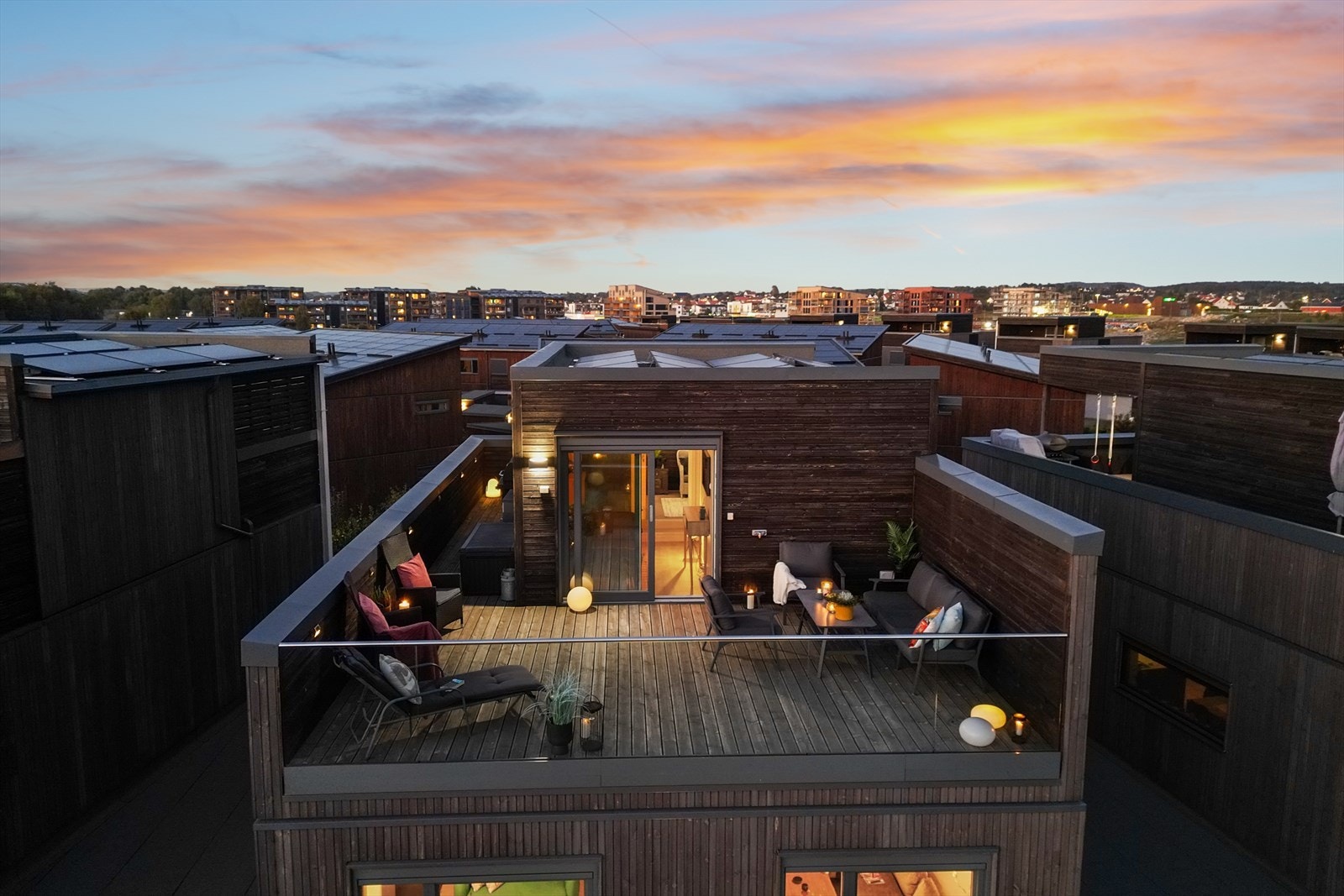 Den stilrene boligen er oppført etter Future Living-standarden og kombinerer moderne arkitektur, smarte løsninger og energieffektiv teknologi i en gjennomført helhet. Galleribilde