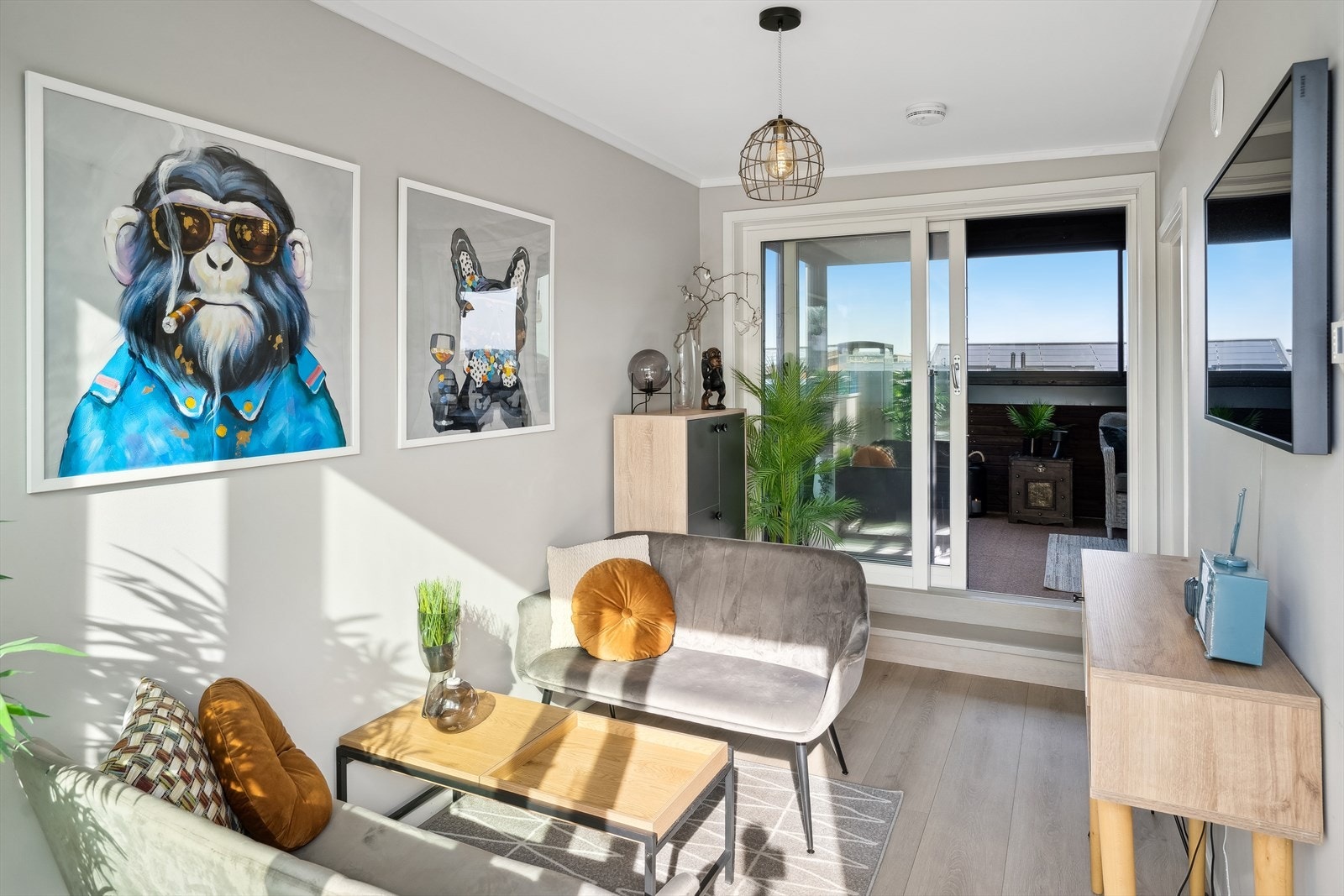 Stuen i øverste etasje er en fleksibel ekstrastue med direkte adkomst til den innglassede verandaen og takterrassen. Galleribilde