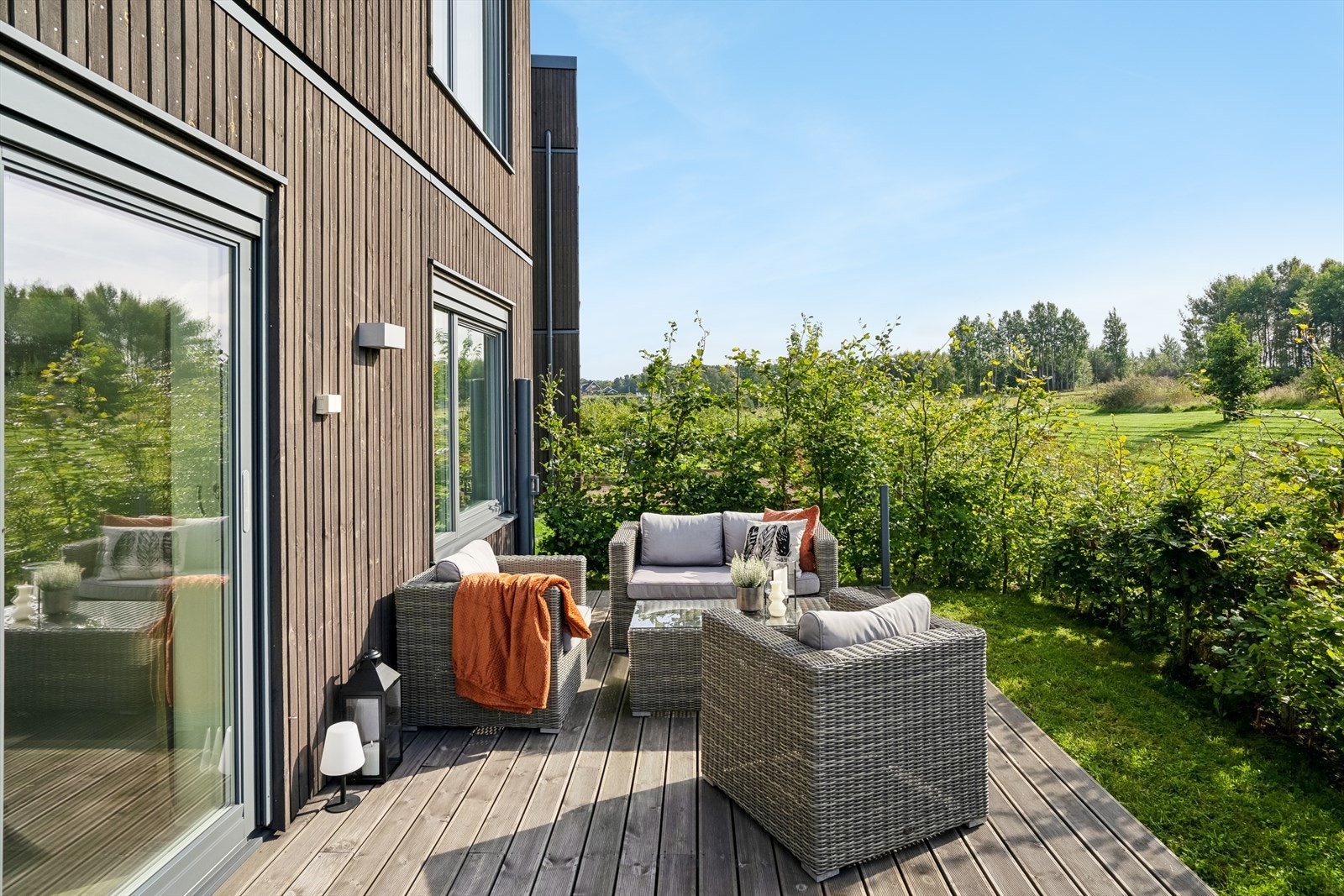 Terrassen på ca. 28 m² blir en naturlig forlengelse av soverommet og ligger fint til mot grønne og skjermende omgivelser. Galleribilde
