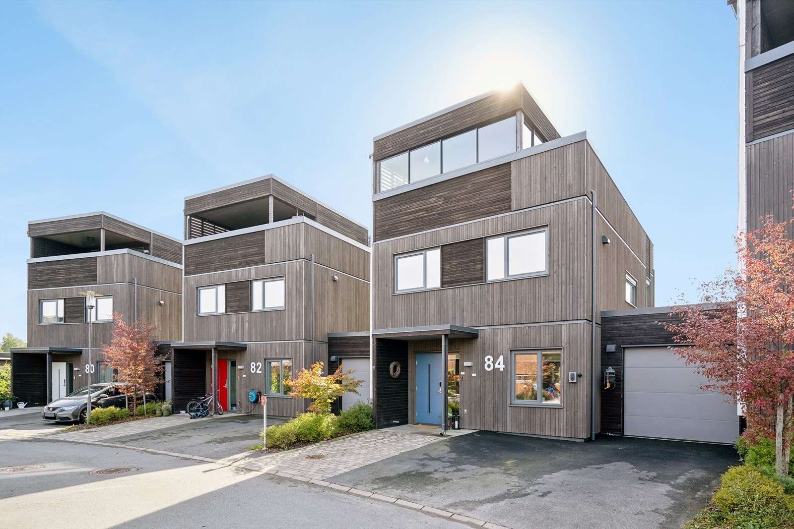 Boligen har et moderne arkitektonisk uttrykk, garasje og gode parkeringsmuligheter på egen gårdsplass. Galleribilde