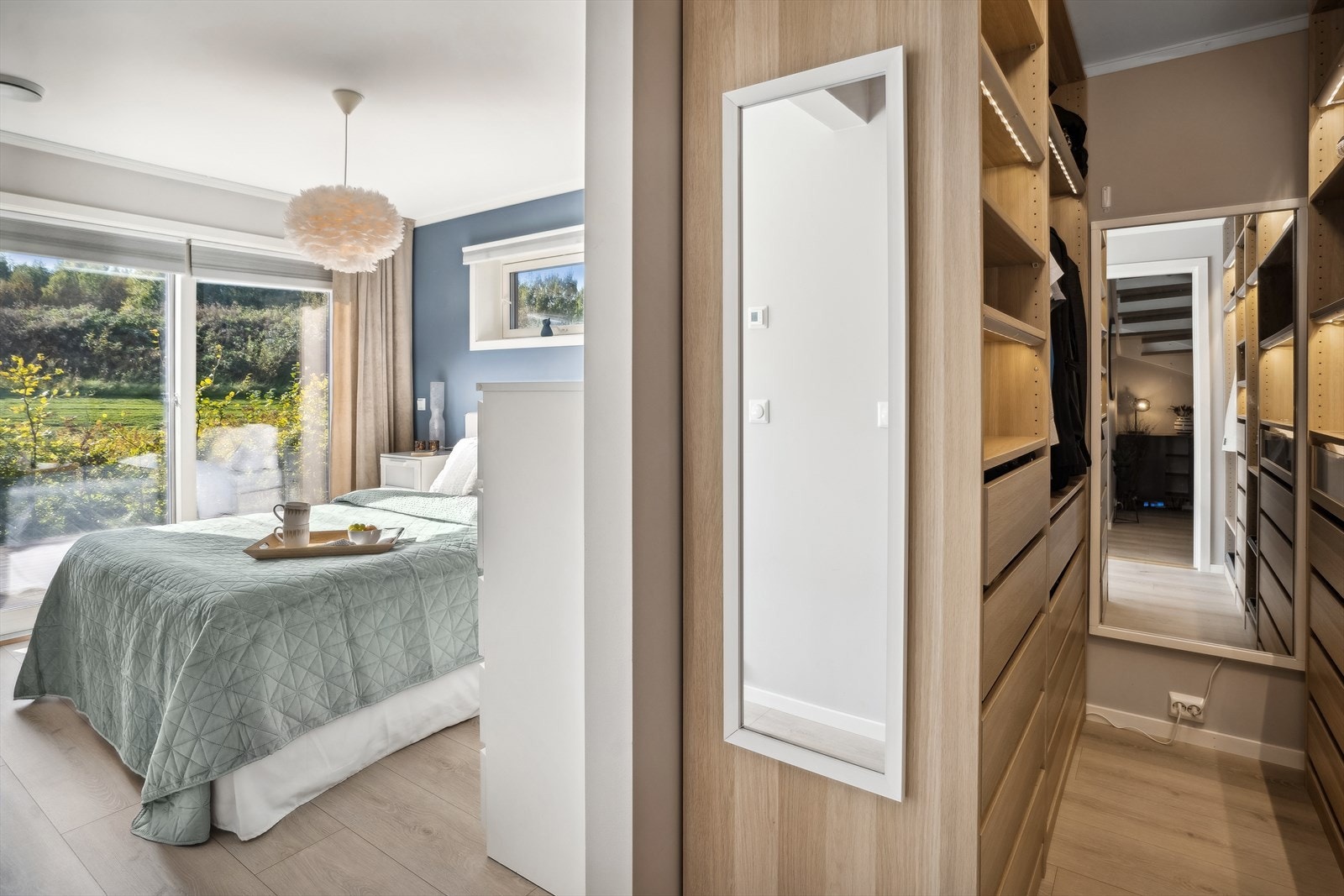 Walk-in closet byr på svært gode oppbevaringsmuligheter og bidrar til et ryddig og funksjonelt soverom. Galleribilde