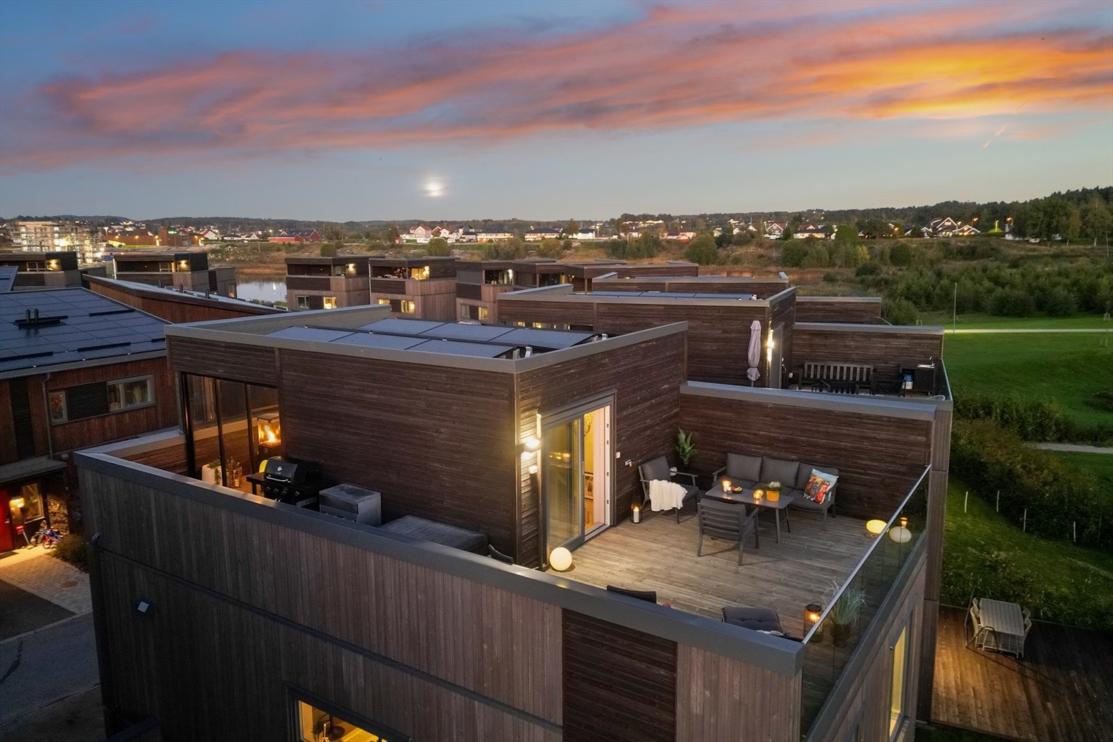 Utearealene er noe helt spesielt, med blant annet innglasset balkong og sørvestvendt takterrasse på ca. 35 m². Galleribilde