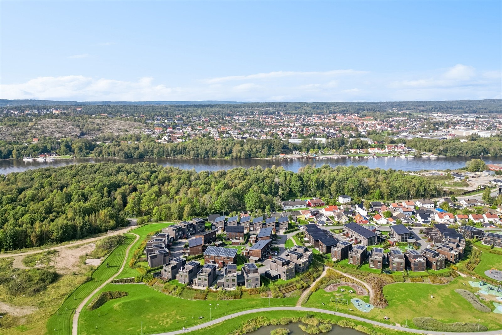 Eiendommen ligger naturnært, samtidig som det er kort vei til skoler, barnehager, servicetilbud og bussforbindelser mot Fredrikstad og Sarpsborg. Galleribilde