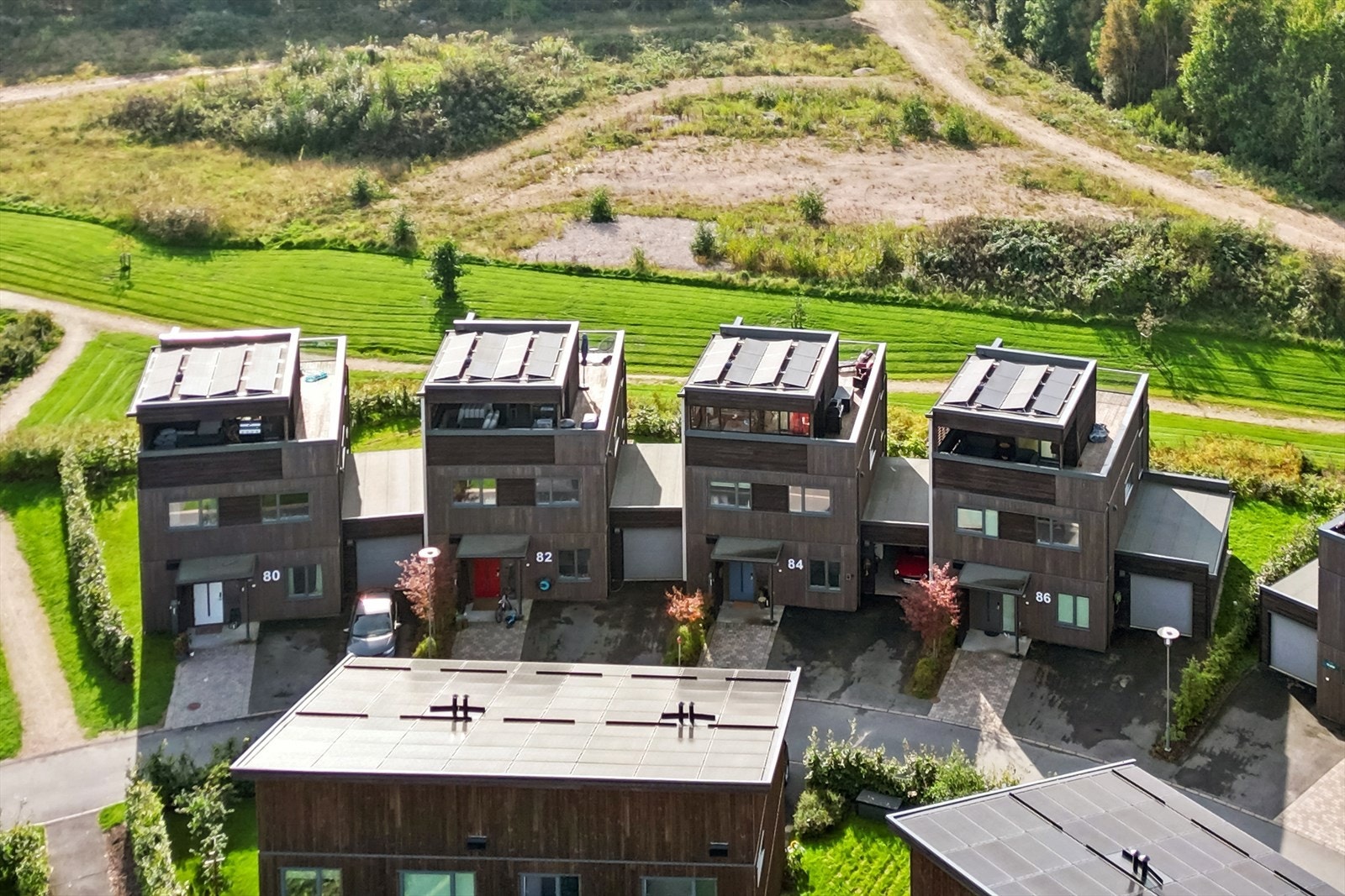 God intern beliggenhet med garasje, parkering på egen gårdsplass og grønne rekreasjonsområder rett i nærheten. Galleribilde
