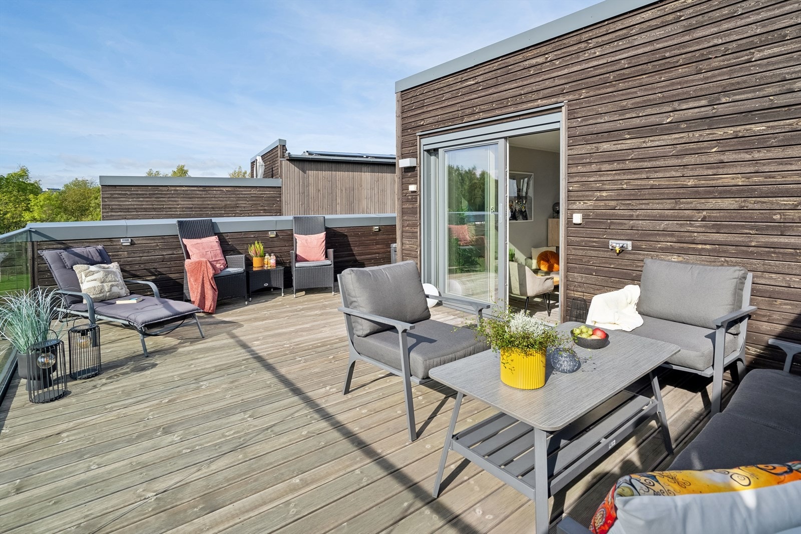 Den sørvestvendte takterrassen på ca. 35 m² byr på rikelig med plass til flere møbleringssoner og gode solforhold. Galleribilde