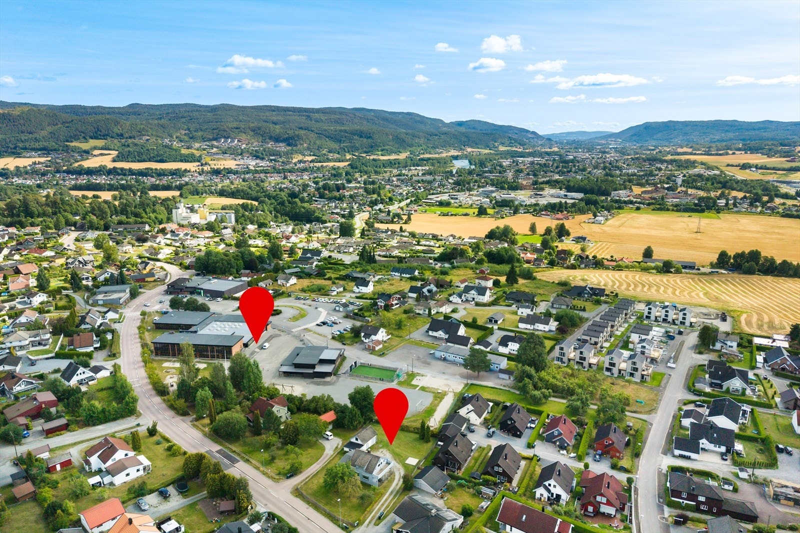 Fra eiendommen er det umiddelbar nærhet til barneskole og nærbutikk. Galleribilde
