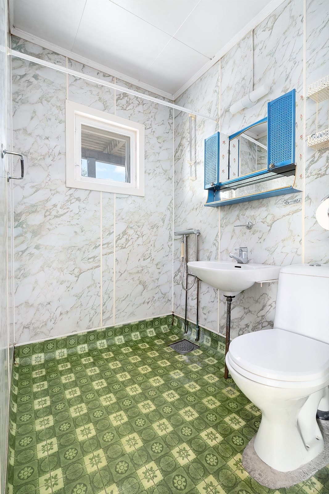 Badet i første etasje har belegg på gulv og respatexplater på veggene. Galleribilde