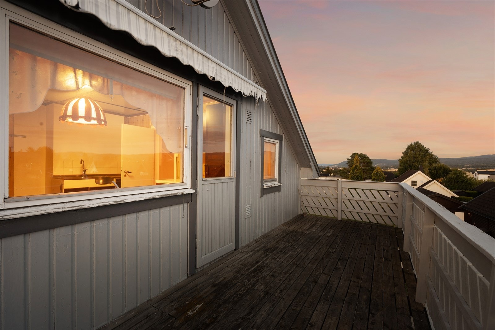 Verandaen har en montert markise for solskjerming. Galleribilde