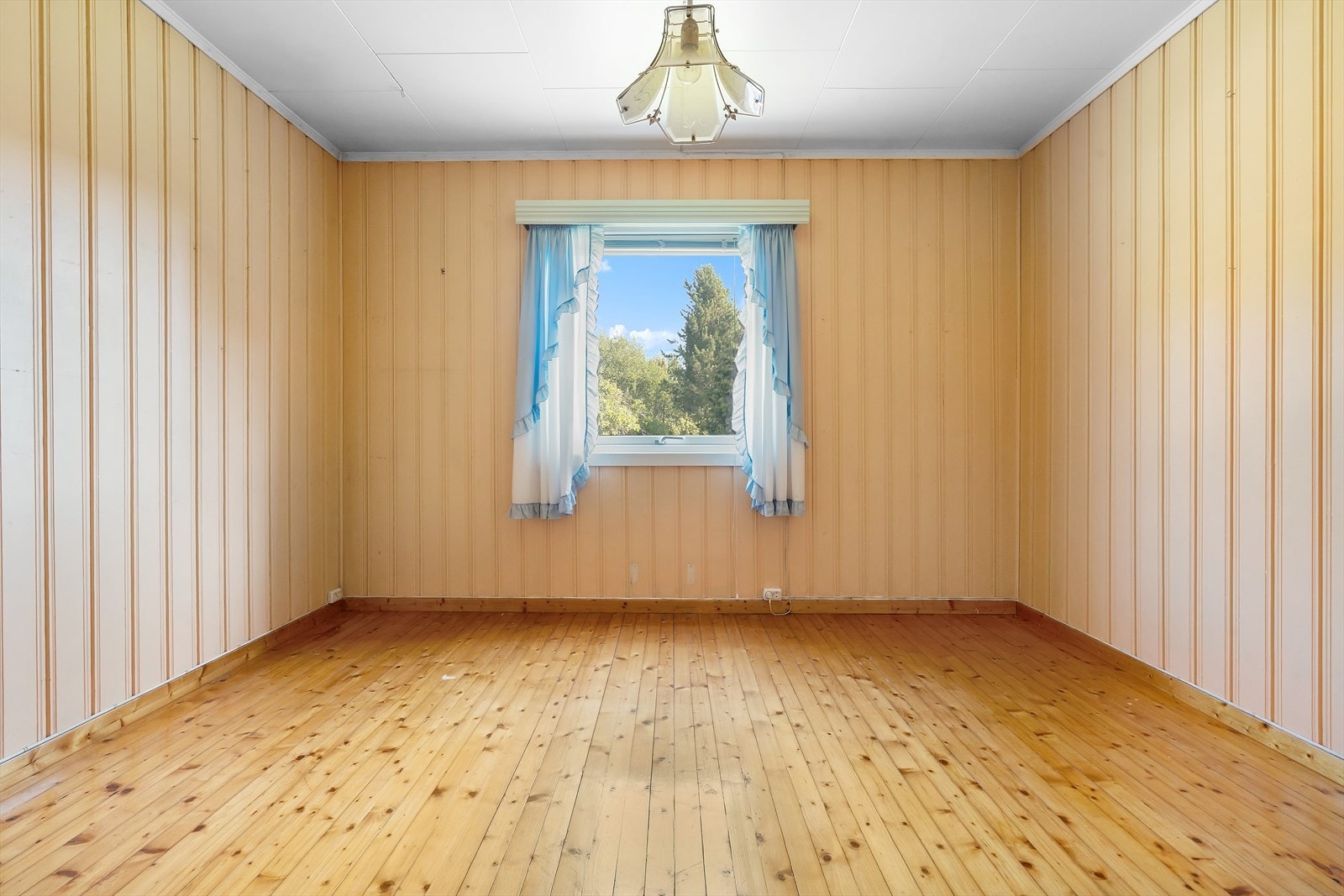 Ett av soverommene i første etasje, med originale furugulv. Galleribilde