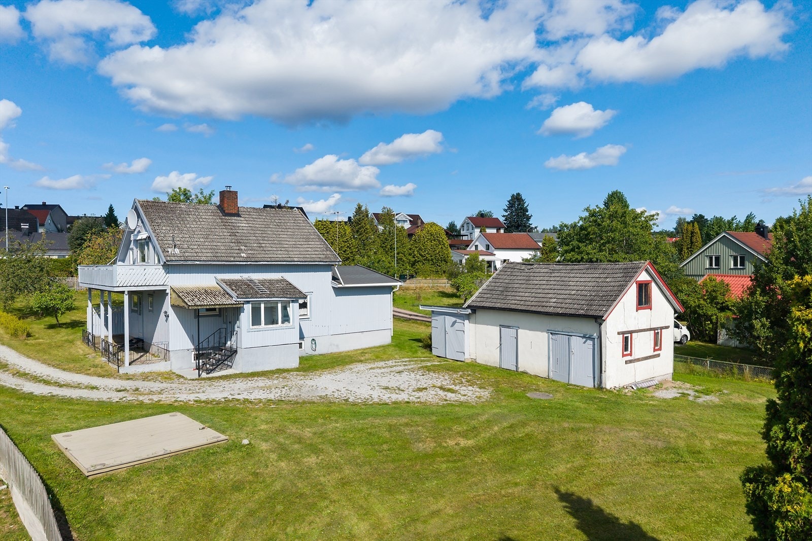 Eiendommen består av enebolig og et separat uthus med garasje. Galleribilde