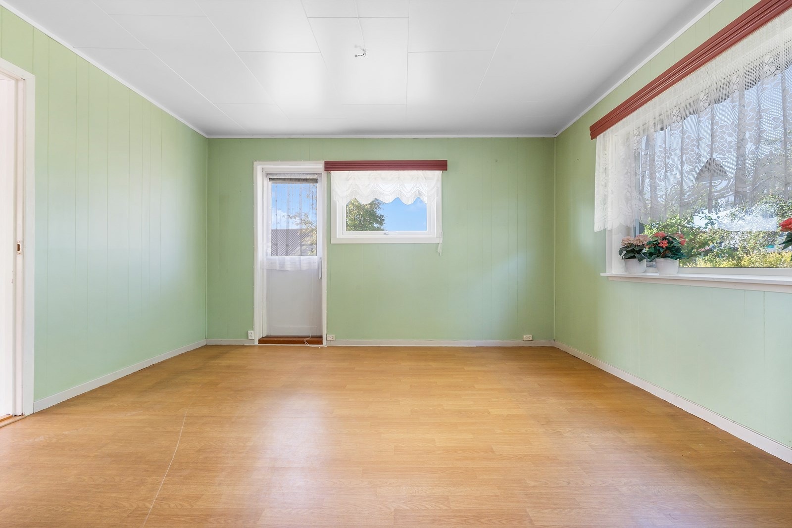 Fra en av stuene er det utgang til en hellebelagt uteplass på ca. 15 m². Galleribilde