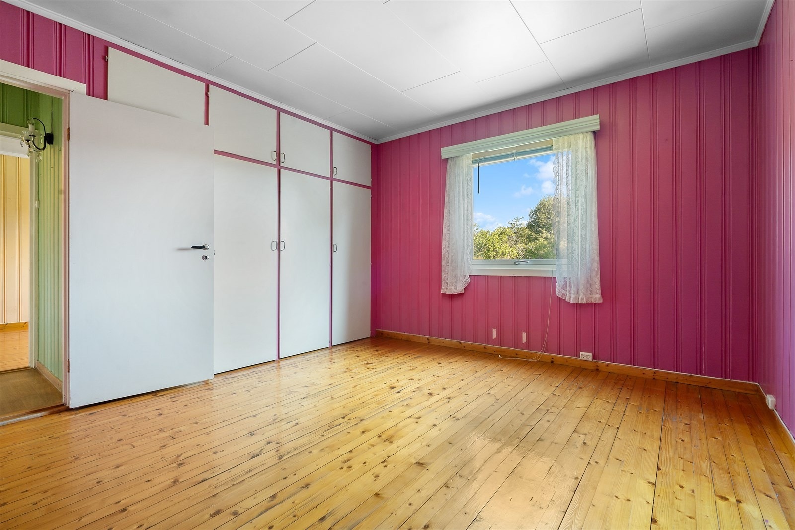 Det andre soverommet i første etasje har god skapplass. Galleribilde