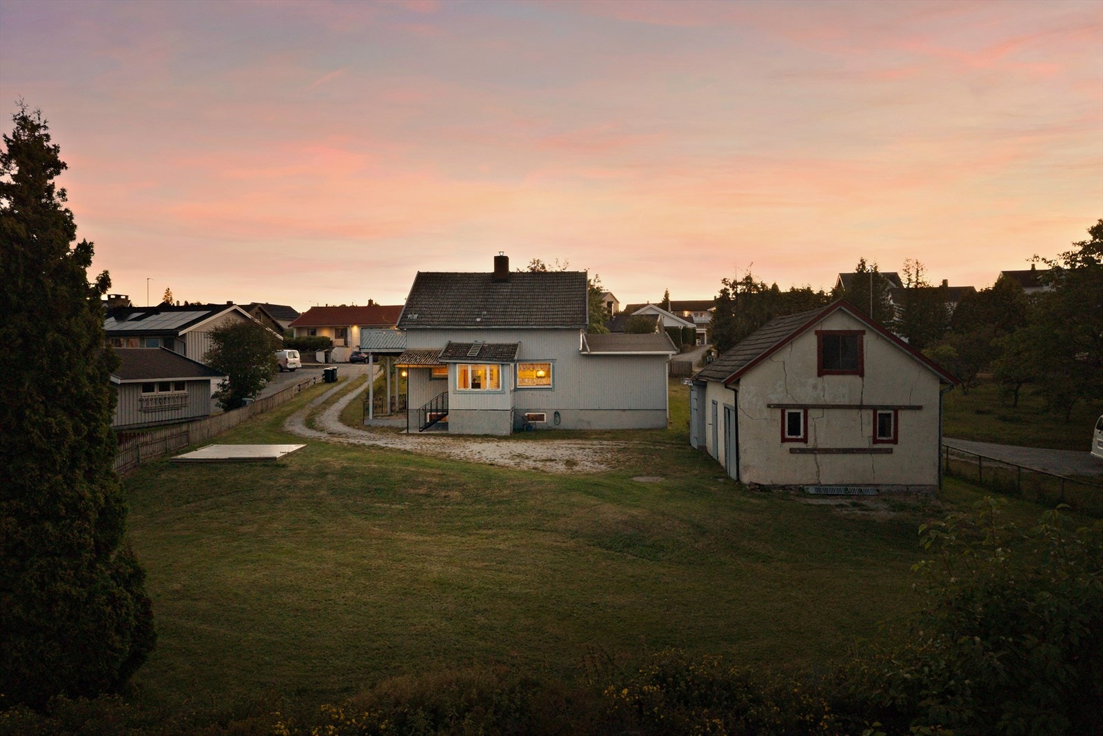 Stemningsfullt kveldsbilde av eiendommen. Galleribilde