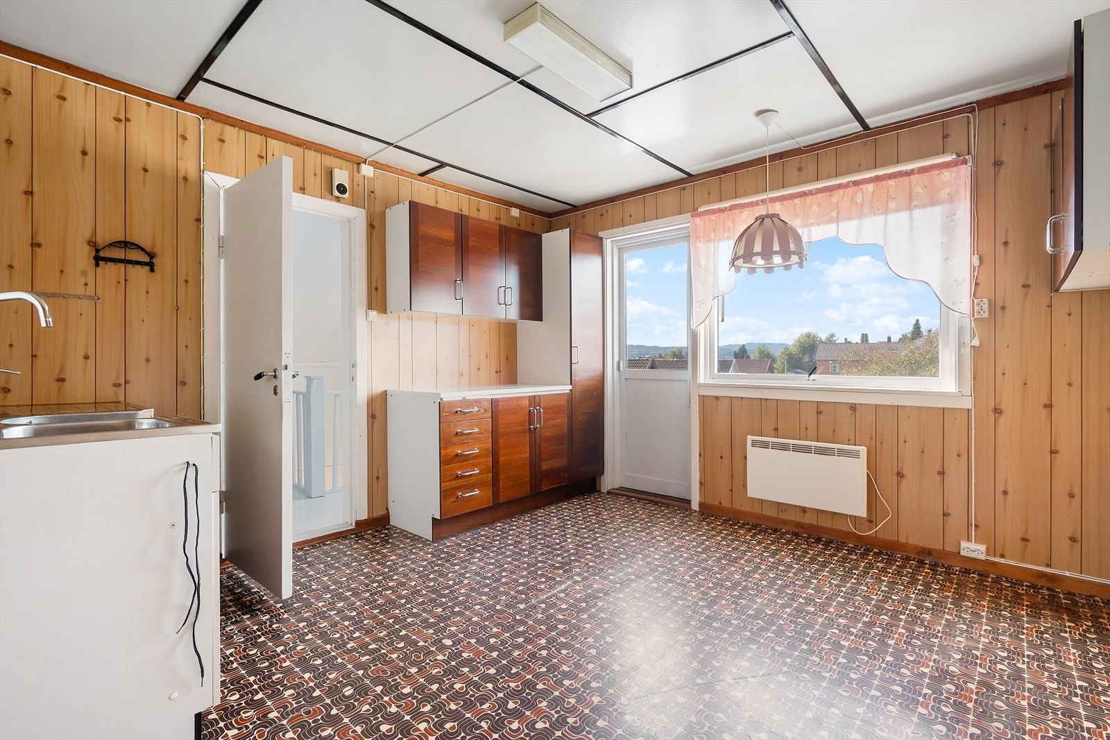 Andre etasje har eget kjøkken med utgang til verandaen. Galleribilde