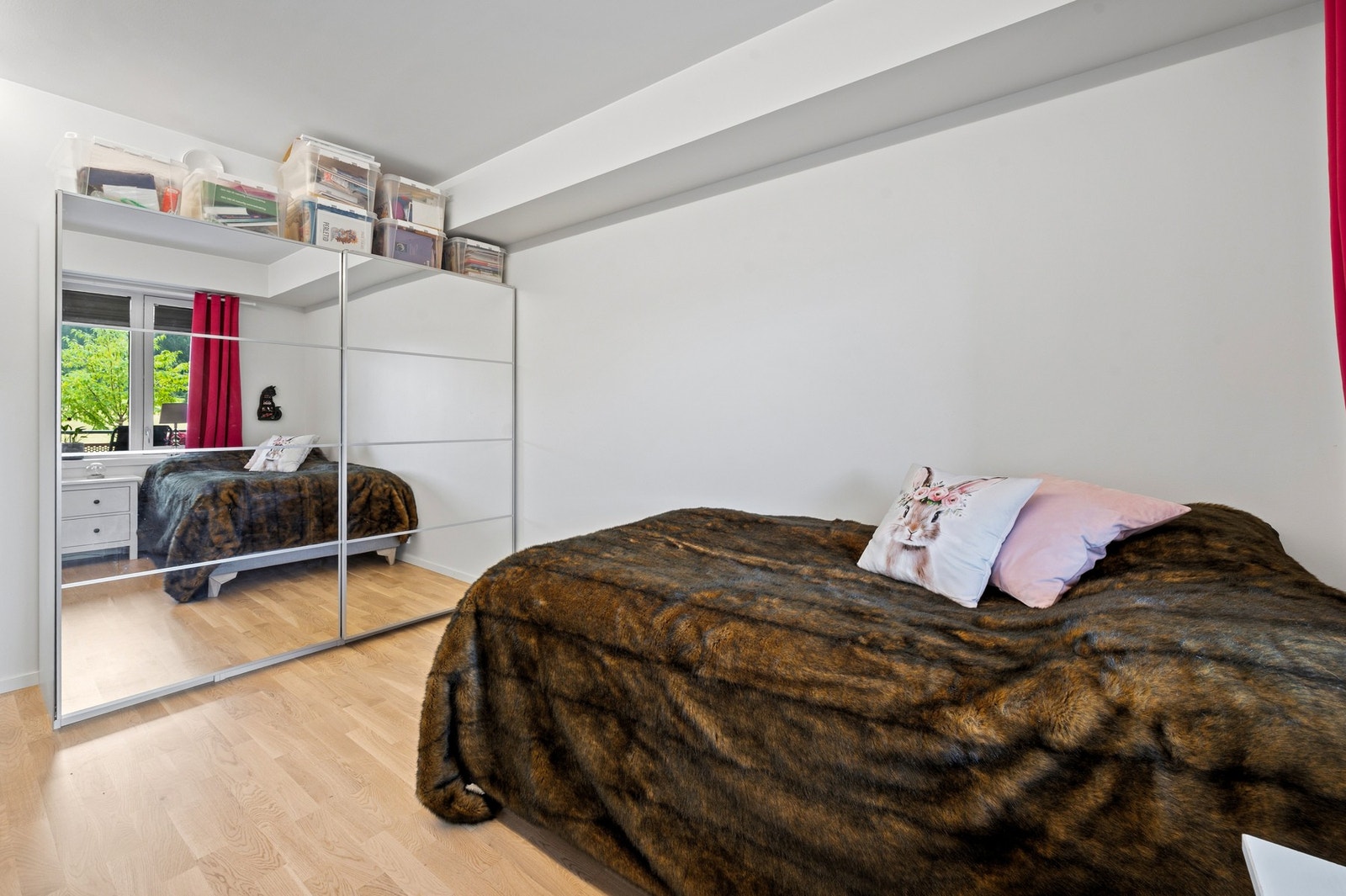 Soverommet har god plass til dobbeltseng og skyvedørsgarderobe. Galleribilde