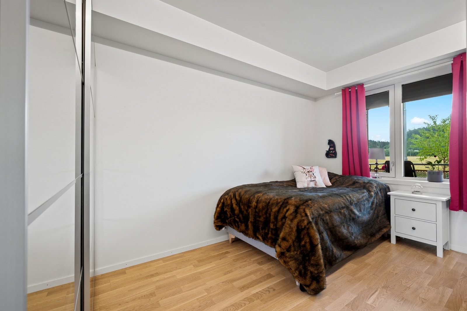 Romslig soverom på ca. 10m². Galleribilde