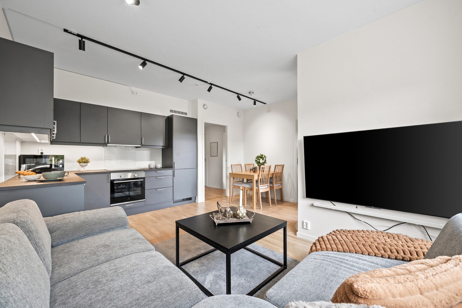 Stue- og kjøkkenområdet måler ca. 20m² og har ypperlige møbleringsmuligheter. På stuen er det god plass til flere sittegrupper, stue- spise- og TV-bord. Galleribilde