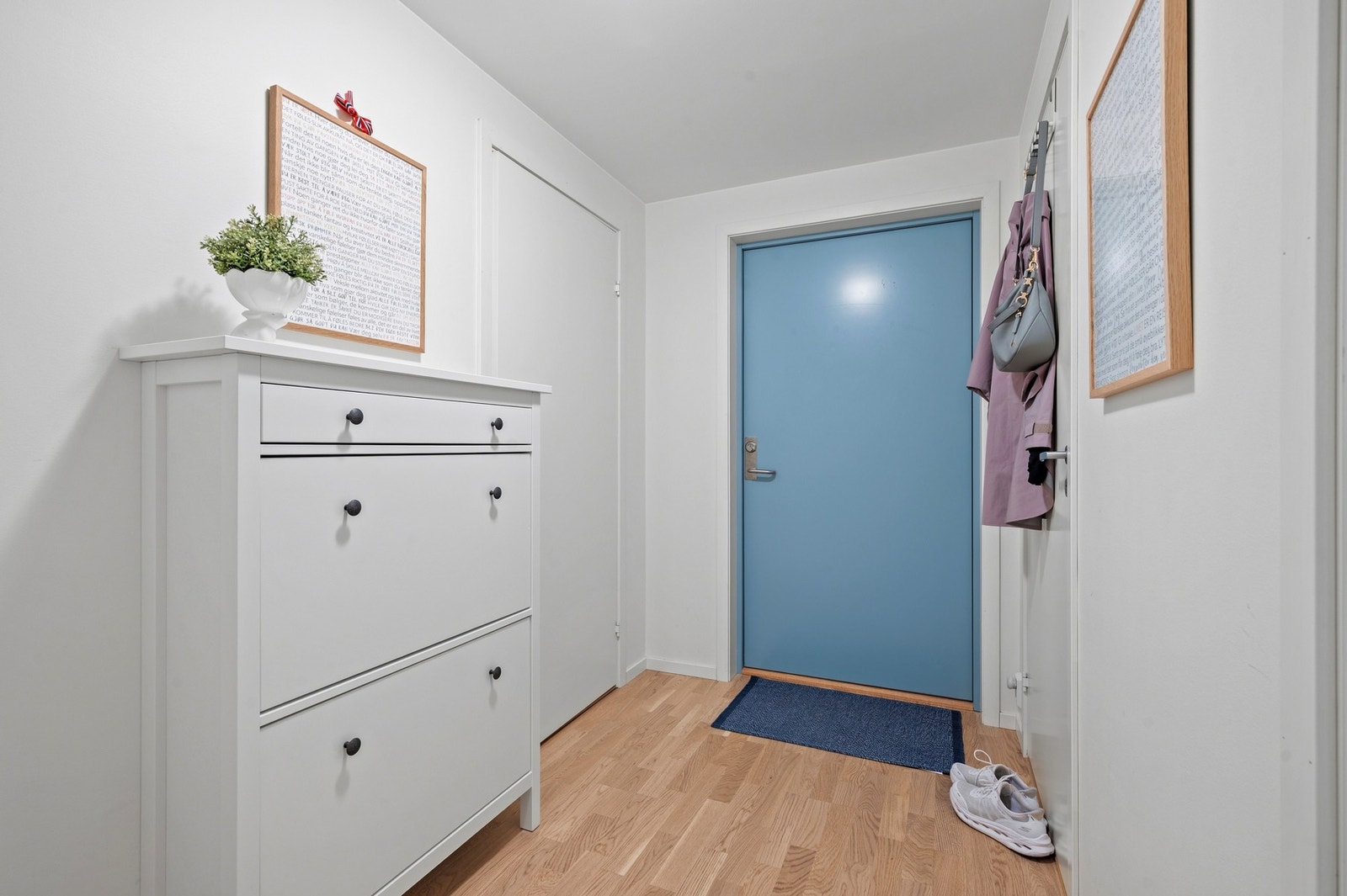 Innbydende og romslig entré ønsker deg velkommen hjem. Her er det også god plass til å henge fra seg yttertøy. Galleribilde