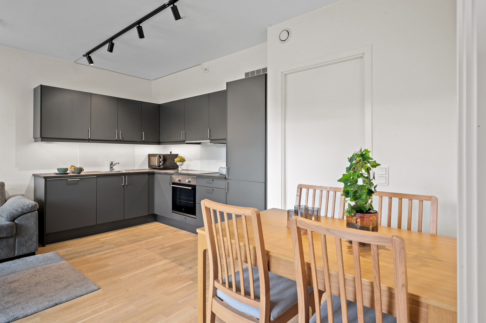 Vannbåren varme og elektrisk oppvarming i tillegg til balansert ventilasjon gir en effektiv oppvarming og et sunt inneklima året rundt. Galleribilde