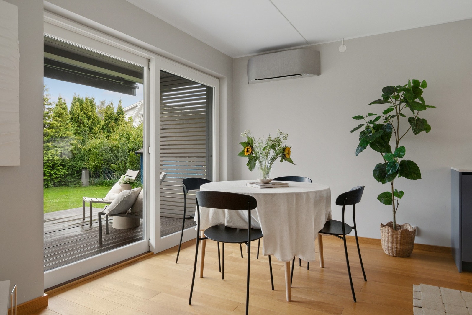 Fra stuen er det utgang til en herlig terrasse. Galleribilde