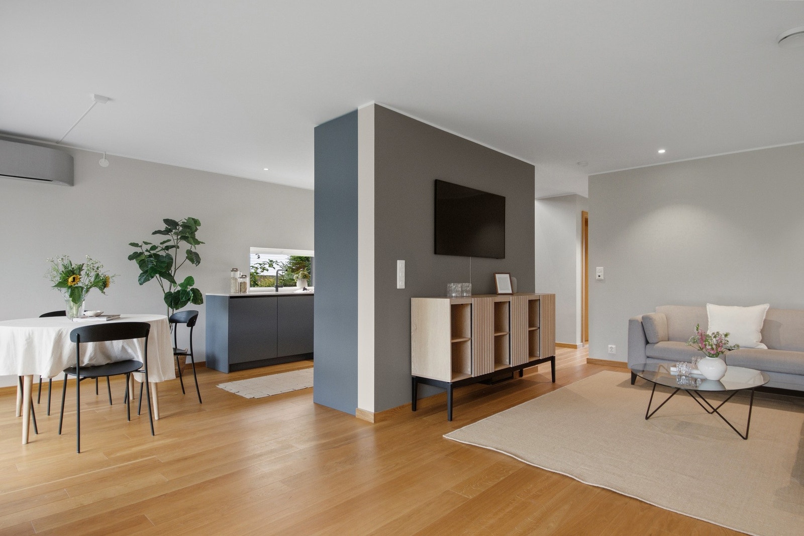 Dagslyset suppleres ypperlig av downlights. Galleribilde
