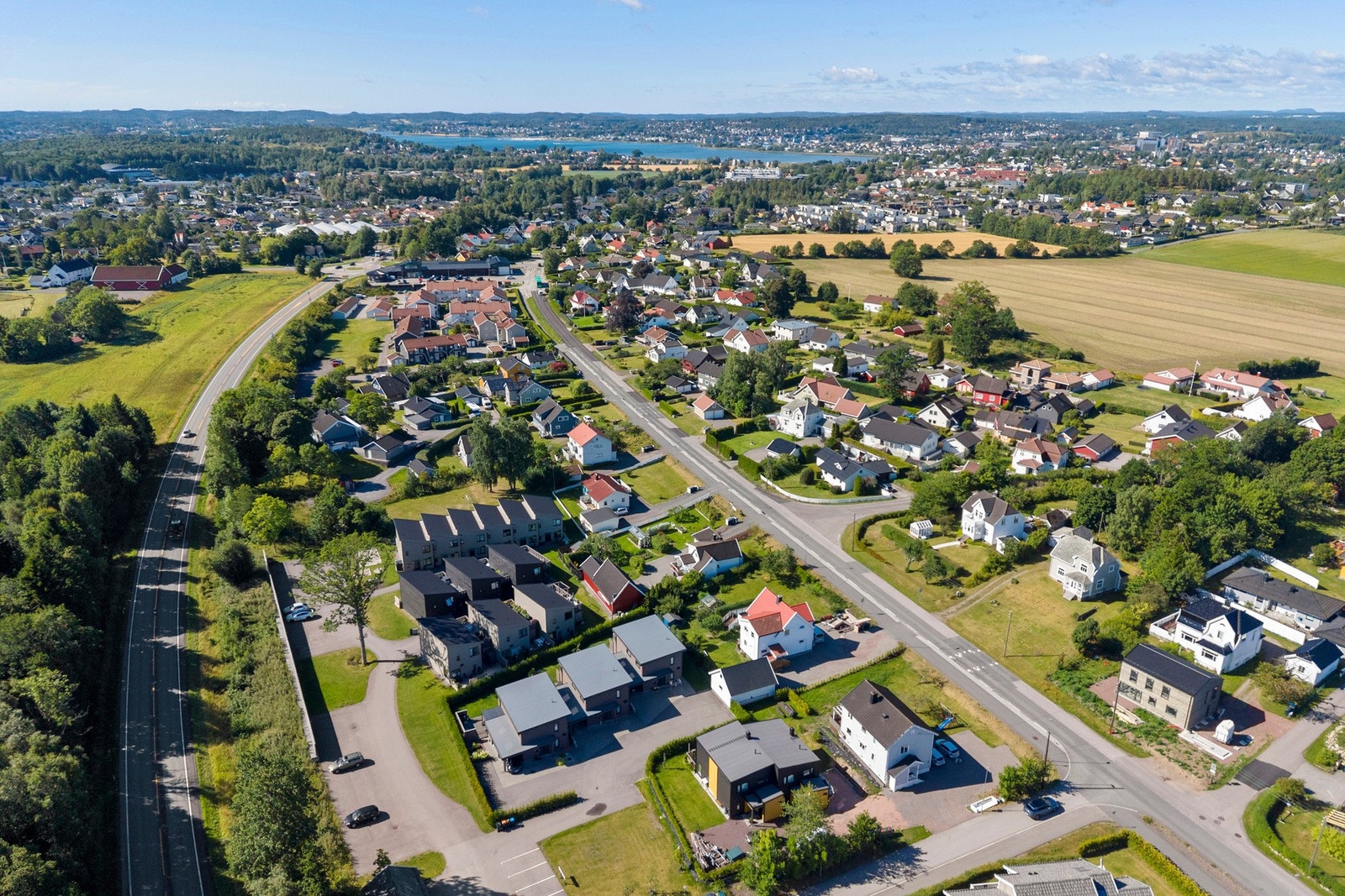 Beliggenheten er ideell for familier, i trygge og rolige omgivelser med nærhet til skoler, barnehager og fritidsaktiviteter. Galleribilde