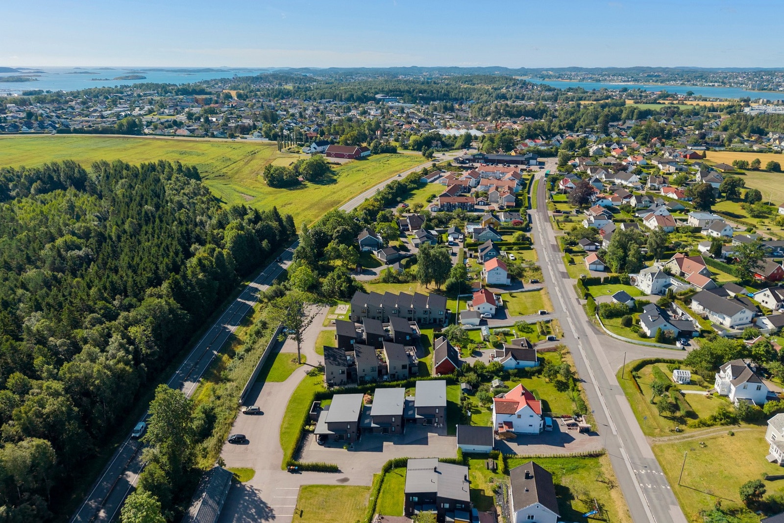 Bussen stopper like ved, og det tar få minutter å gå til nærmeste dagligvare. Galleribilde