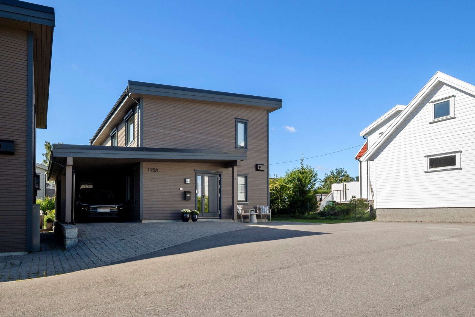 På inngangssiden har boligen en gårdsplass med belegningsstein og muligheter for parkering. Galleribilde