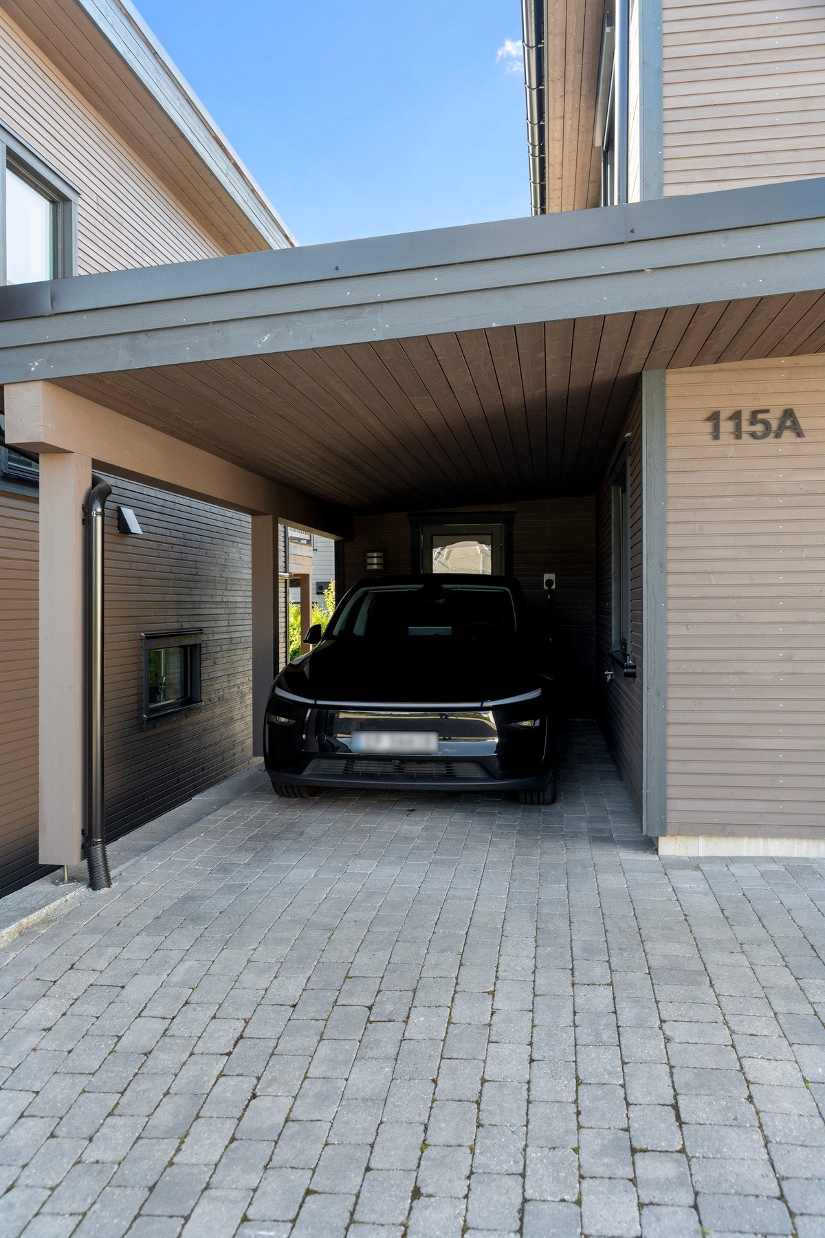 Carport med elbillader og bod i bakkant. Galleribilde