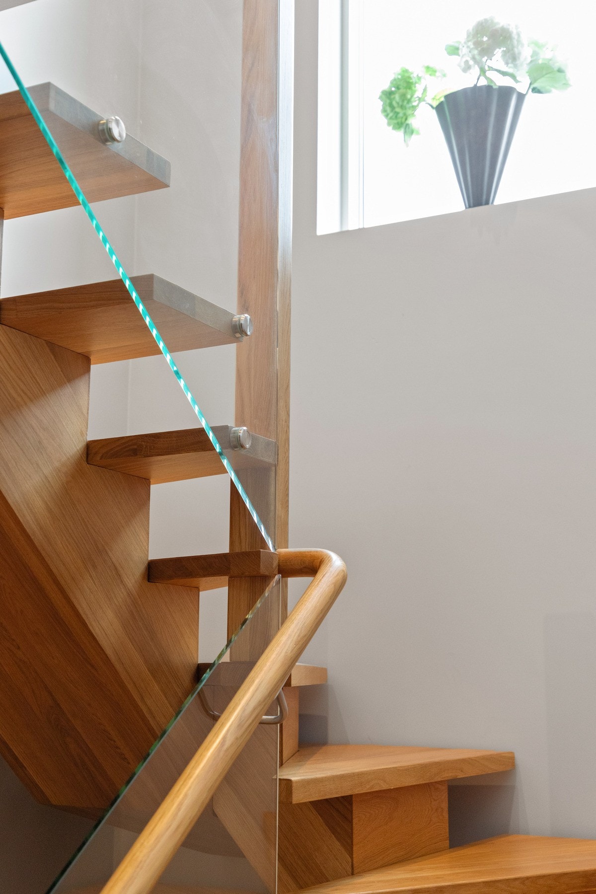 Stilrent glassrekkverk, som bidrar til god romfølelse og gjennomstrømming av lys. Galleribilde