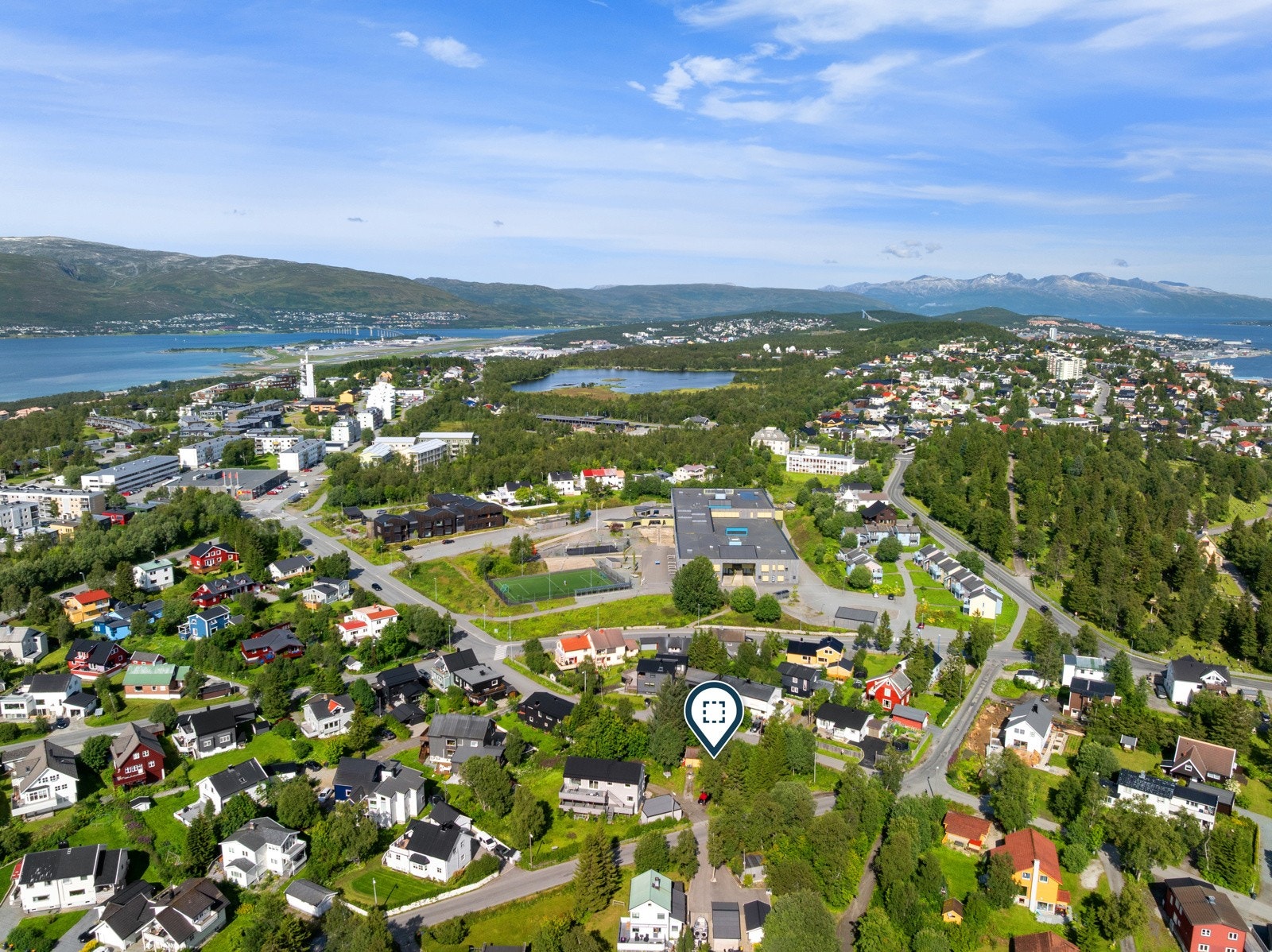 Dagligvarebutikk ligger kun et kort gange unna, og i tillegg har du Prestvannet og det populære turområdet rundt vannet like i nærheten.