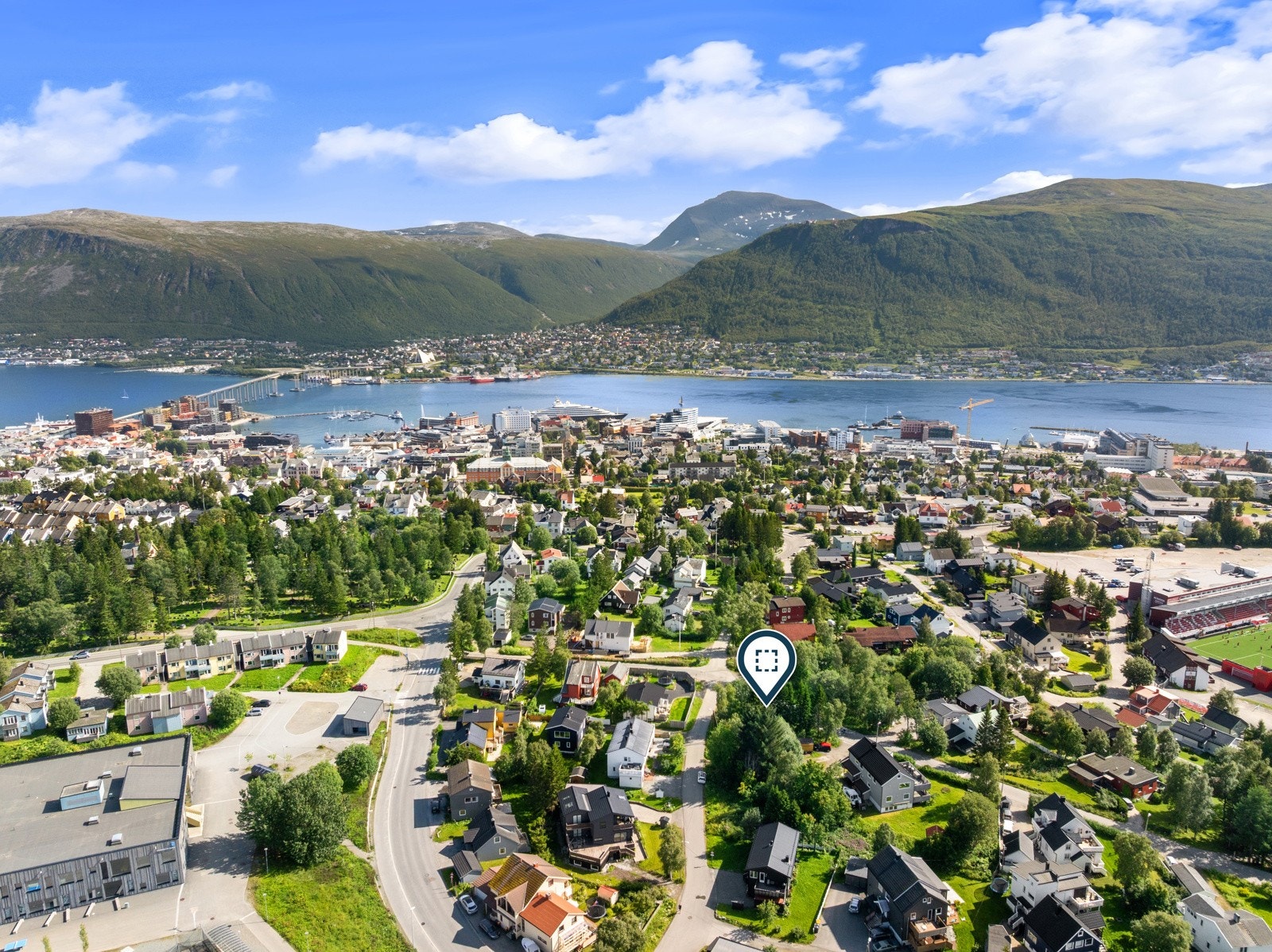 Familievennlig beliggenhet i et veletablert boligområde med kort vei til både skole og barnehage.