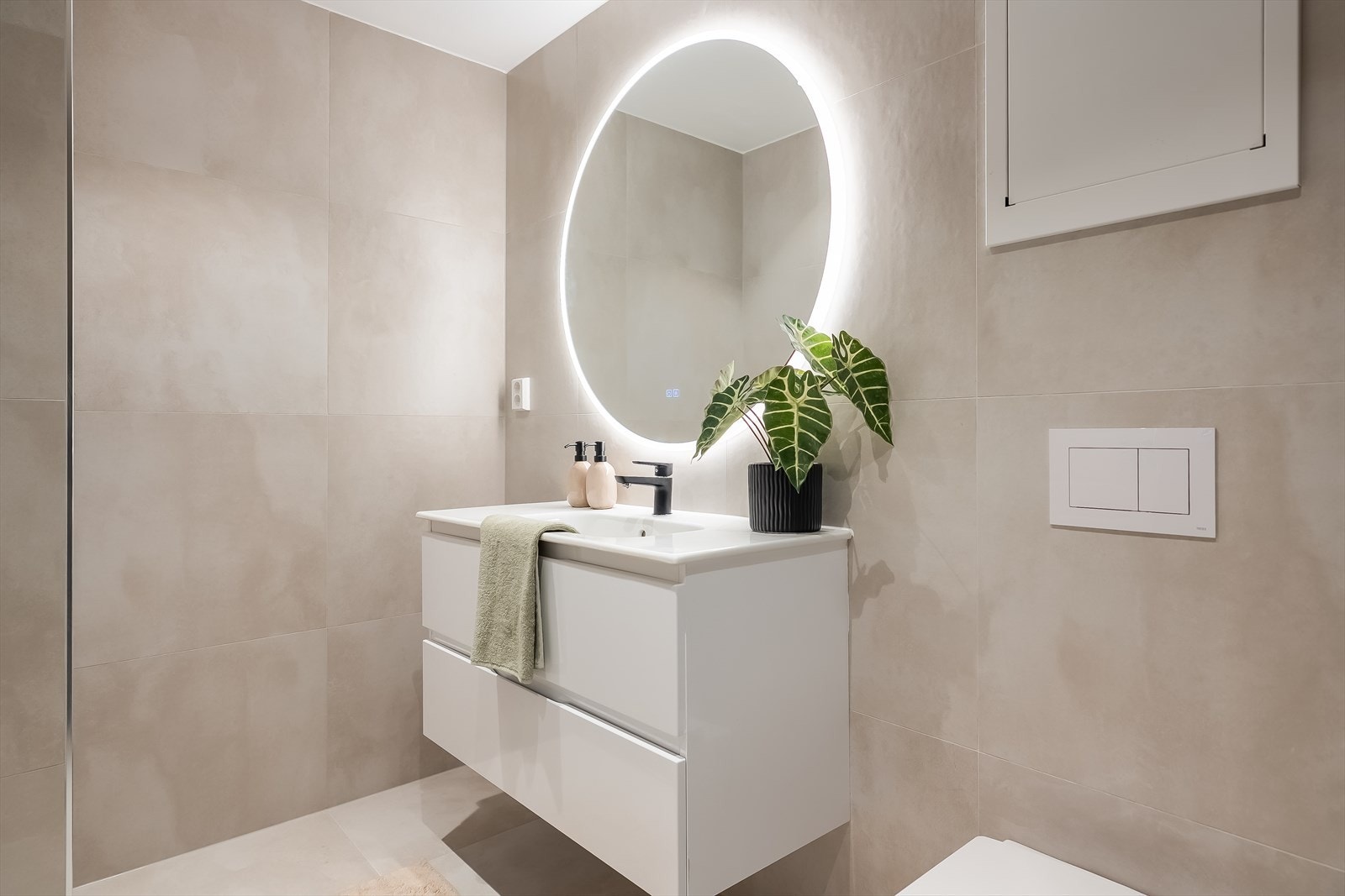 Badet er på 4,5 kvm, og ligger ved entréen. Det ble også totalrenovert i 2026, og har 60×60-flis på vegg og gulv med varmekabler. mosaikk på gulv i dusjsonen. Badet er nytt og ubrukt, TG 0 ifølge takstmann. Galleribilde