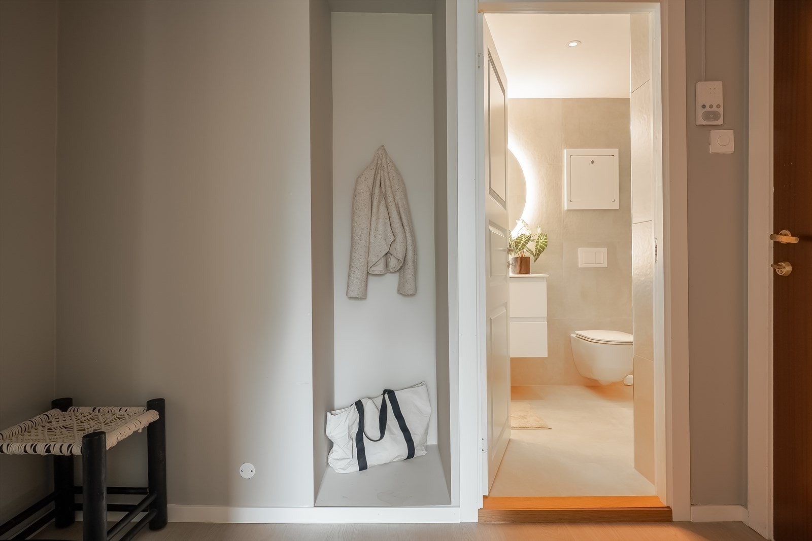 Fra entré har man tilgang til badet for leiligheten. Galleribilde
