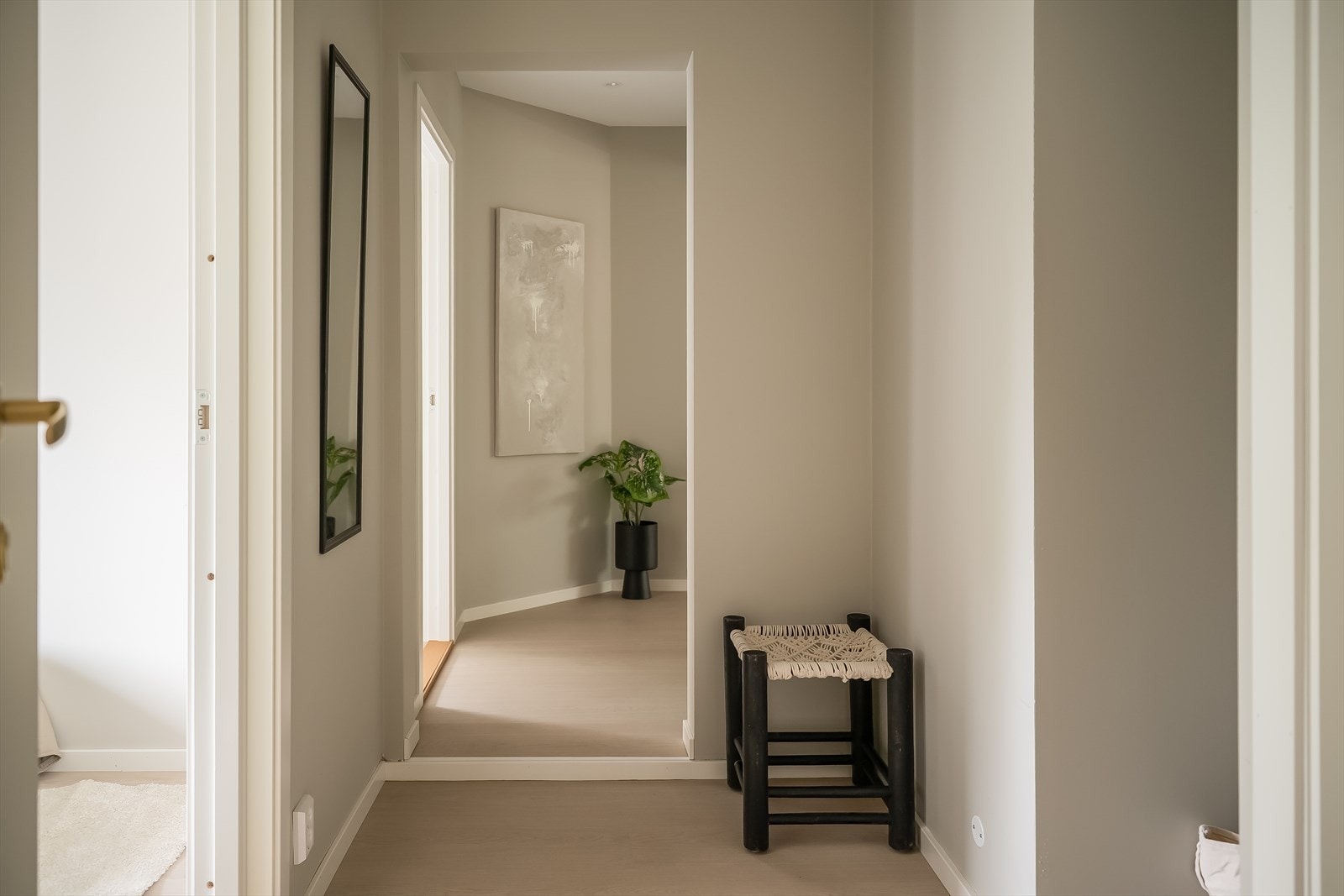 Man kommer inn i en romslig entré på hele 6,5 kvm, med gode muligheter for å etablere garderobeskap. Herfra har man veldig praktisk adgang 2 av soverommene i leiligheten, samt badet. Galleribilde