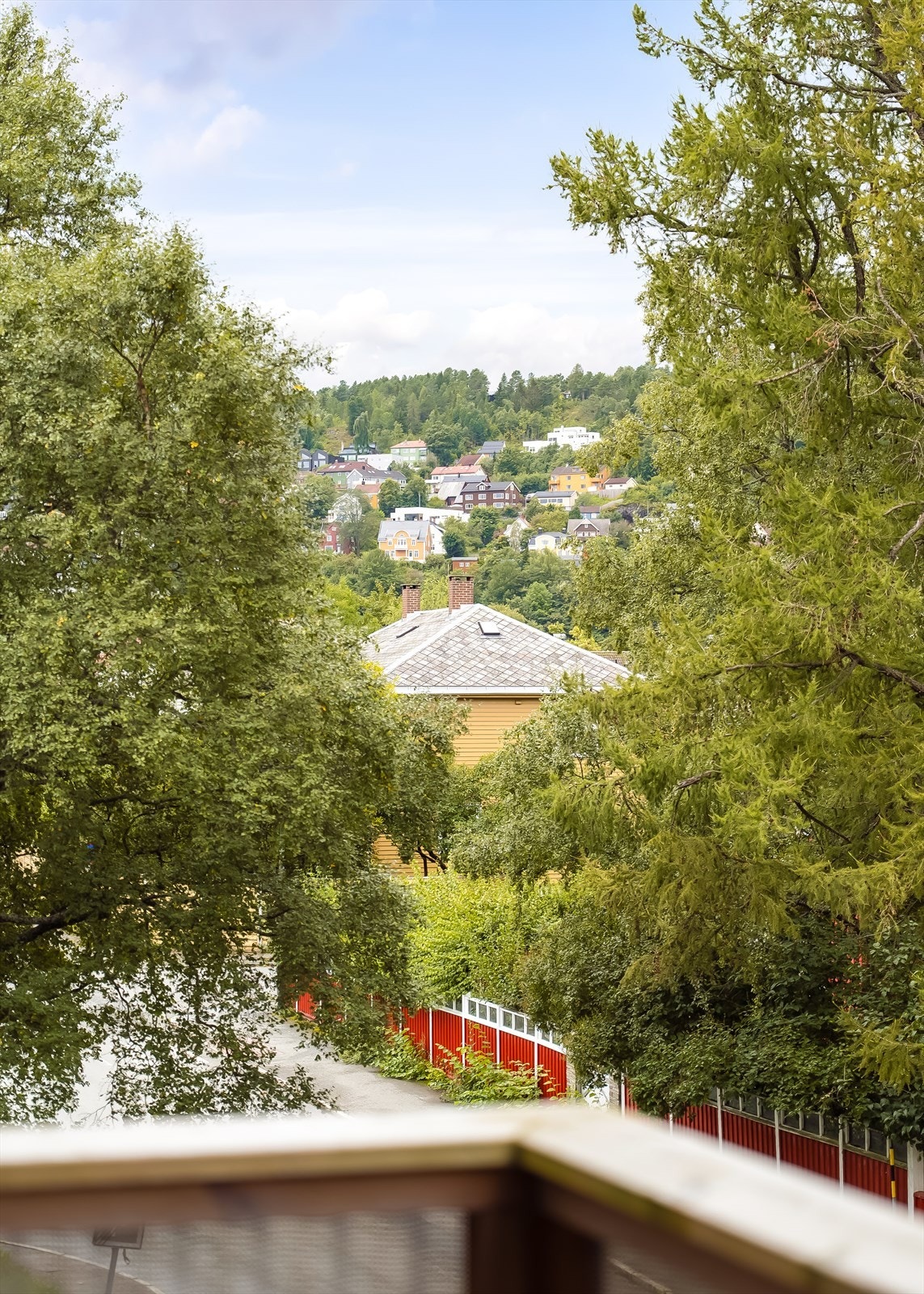 beliggenheten vender ut mot skjermet gate, uten særlig innsyn. Her har man flotte solforhold, sommerstid. Galleribilde