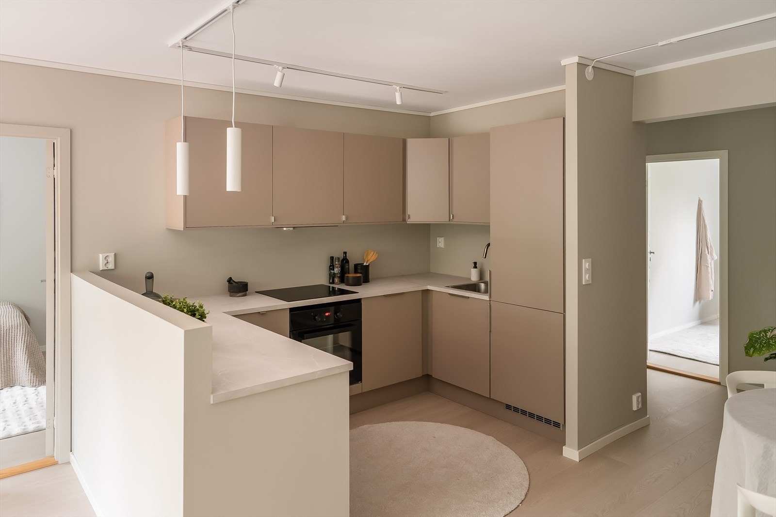 Kjøkkenet er et kvalitetskjøkken fra HTH fra 2026 i beige fronter. Kjøkkenet er helt nytt og ubrukt, TG 0 ifølge takstmann. Galleribilde