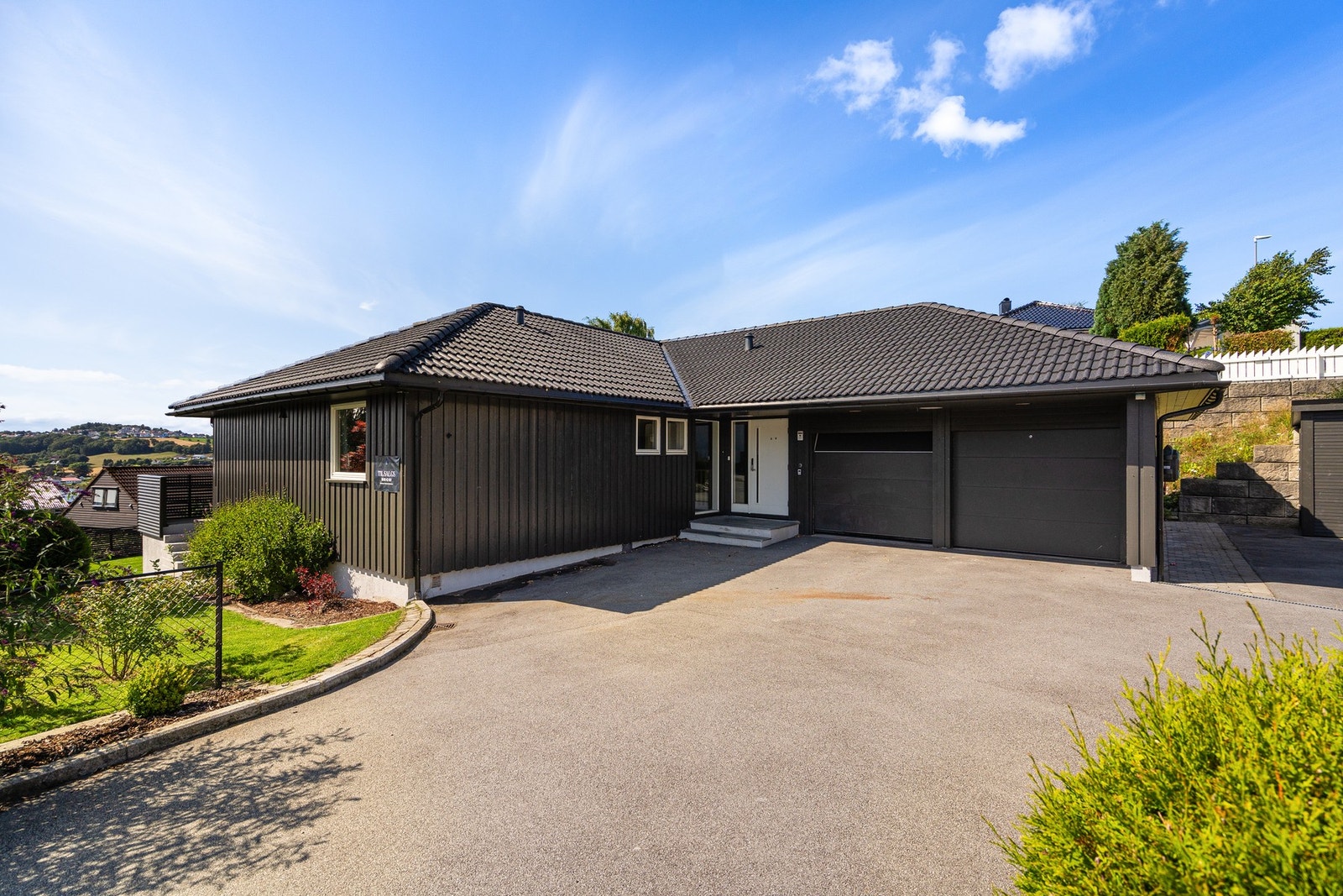 Meget god parkering med både dobbel garasje og plass til flere biler på egen tomt. Galleribilde