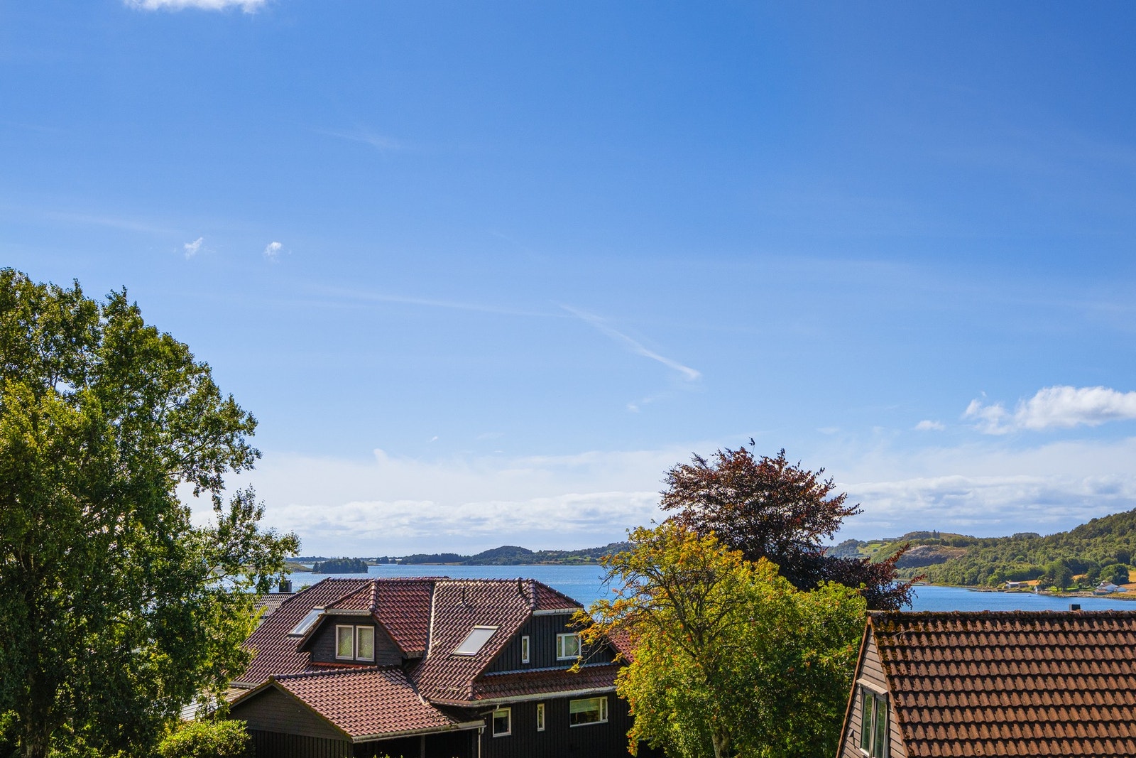 Fra boligen er det nydelig utsikt mot Hafrsfjord. Galleribilde
